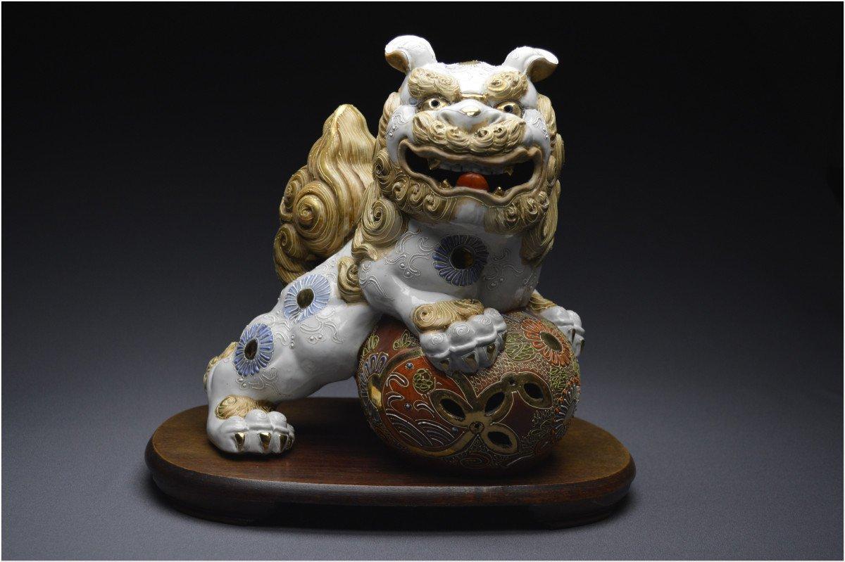 Paar buddhistische Foo-Hunde 
Polychromes Porzellan
Japan, Meiji-Ära (1868 - 1912), um das Ende des 19.
Satsuma Brennöfen
12 3/8 x 9 5/8 Zoll

Dieses exquisite Paar japanischer Foo-Dogs ist von sehr hoher Qualität. Aufgrund der feinen und