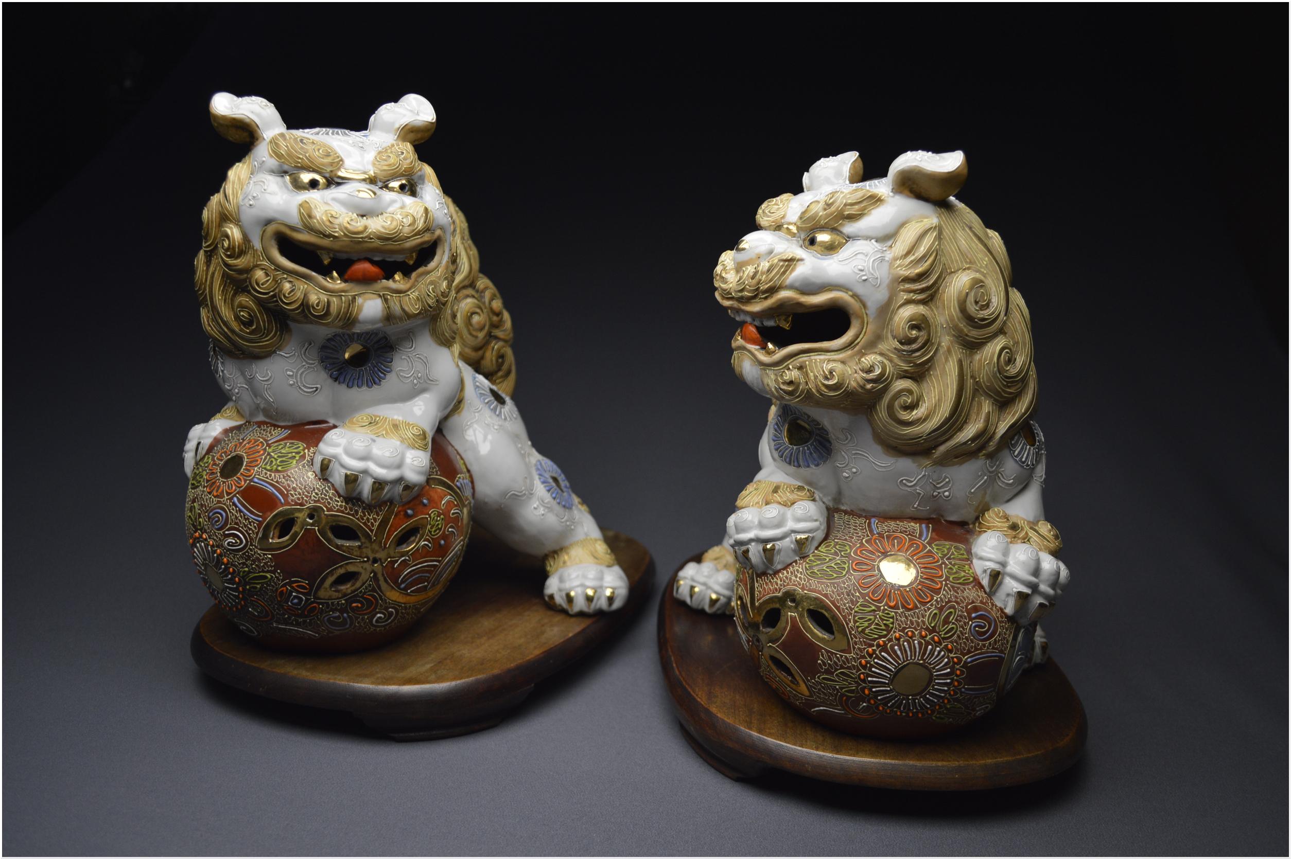 Paar japanische buddhistische Foo-Dogs aus der Meiji-Periode aus den Satsuma-K Kilns, 19. Jahrhundert. – Mixed Media Art von Unknown
