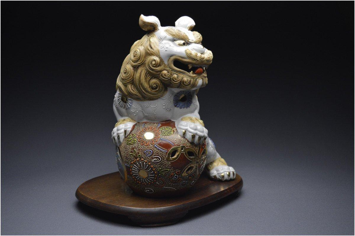 Paar japanische buddhistische Foo-Dogs aus der Meiji-Periode; Satsuma Kilns, 19. Jahrhundert (Schwarz), Figurative Sculpture, von Unknown