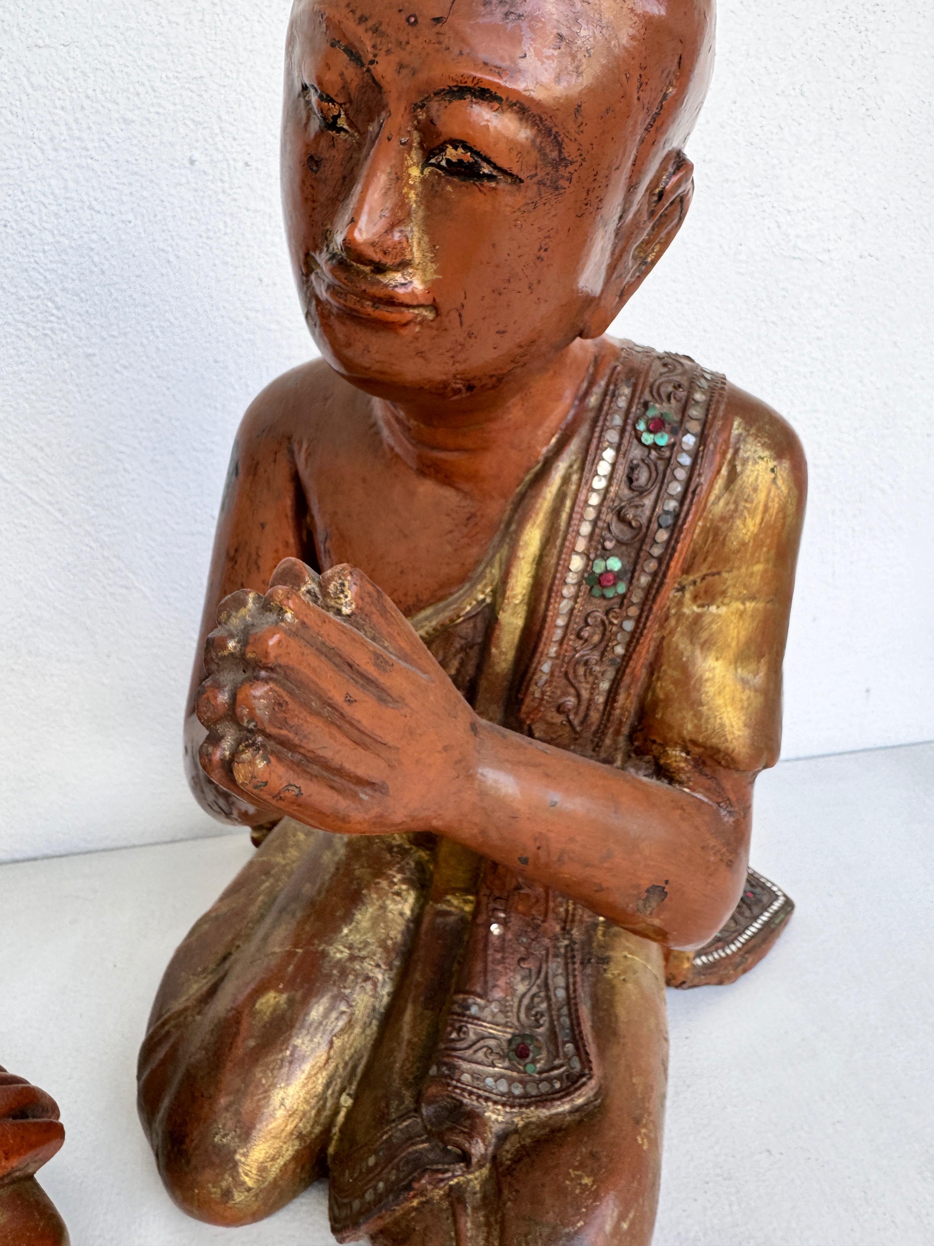 Pareja de Monjes Budistas de Madera Lacada en venta 6
