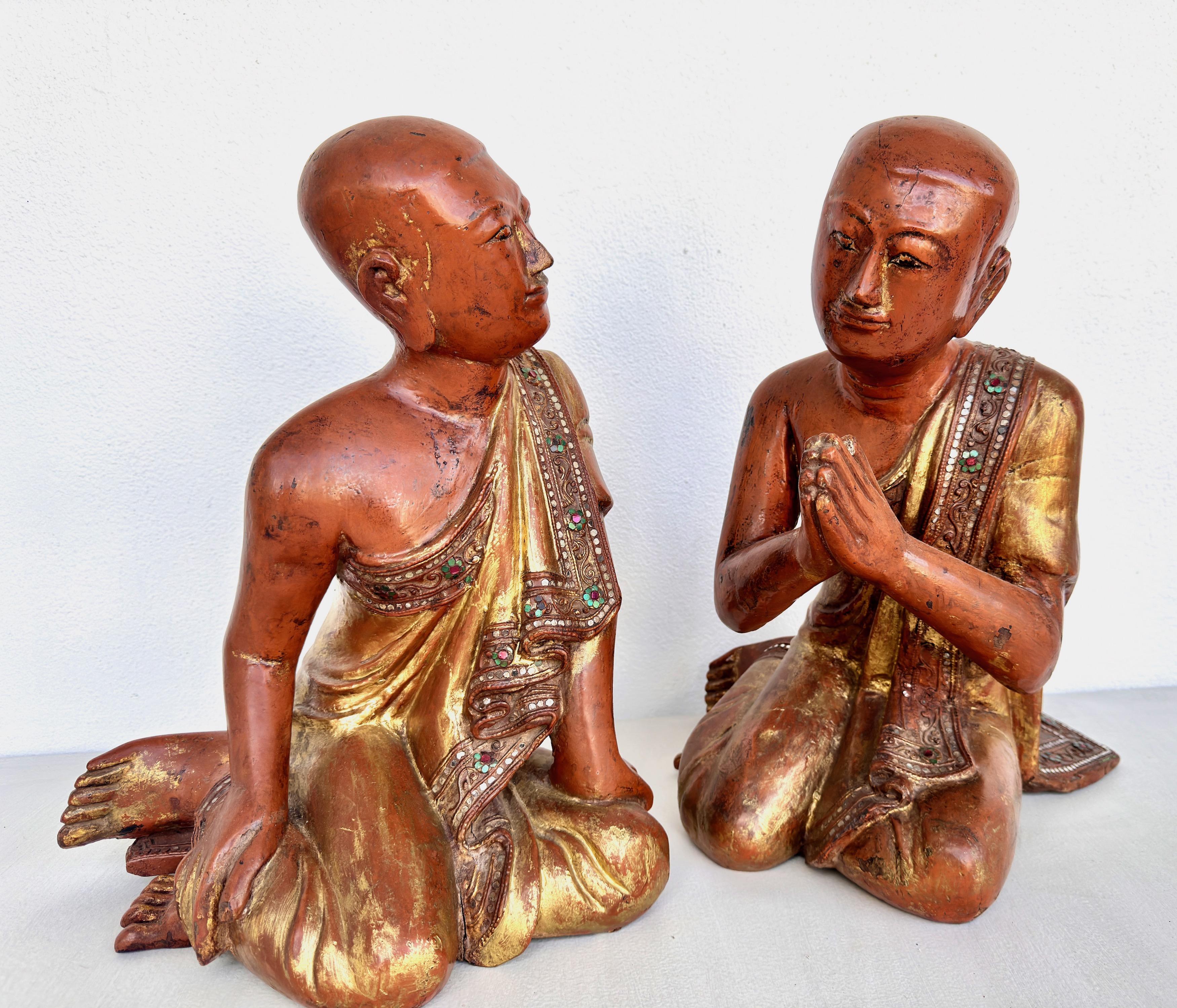 Figurative Sculpture de Unknown - Pareja de Monjes Budistas de Madera Lacada