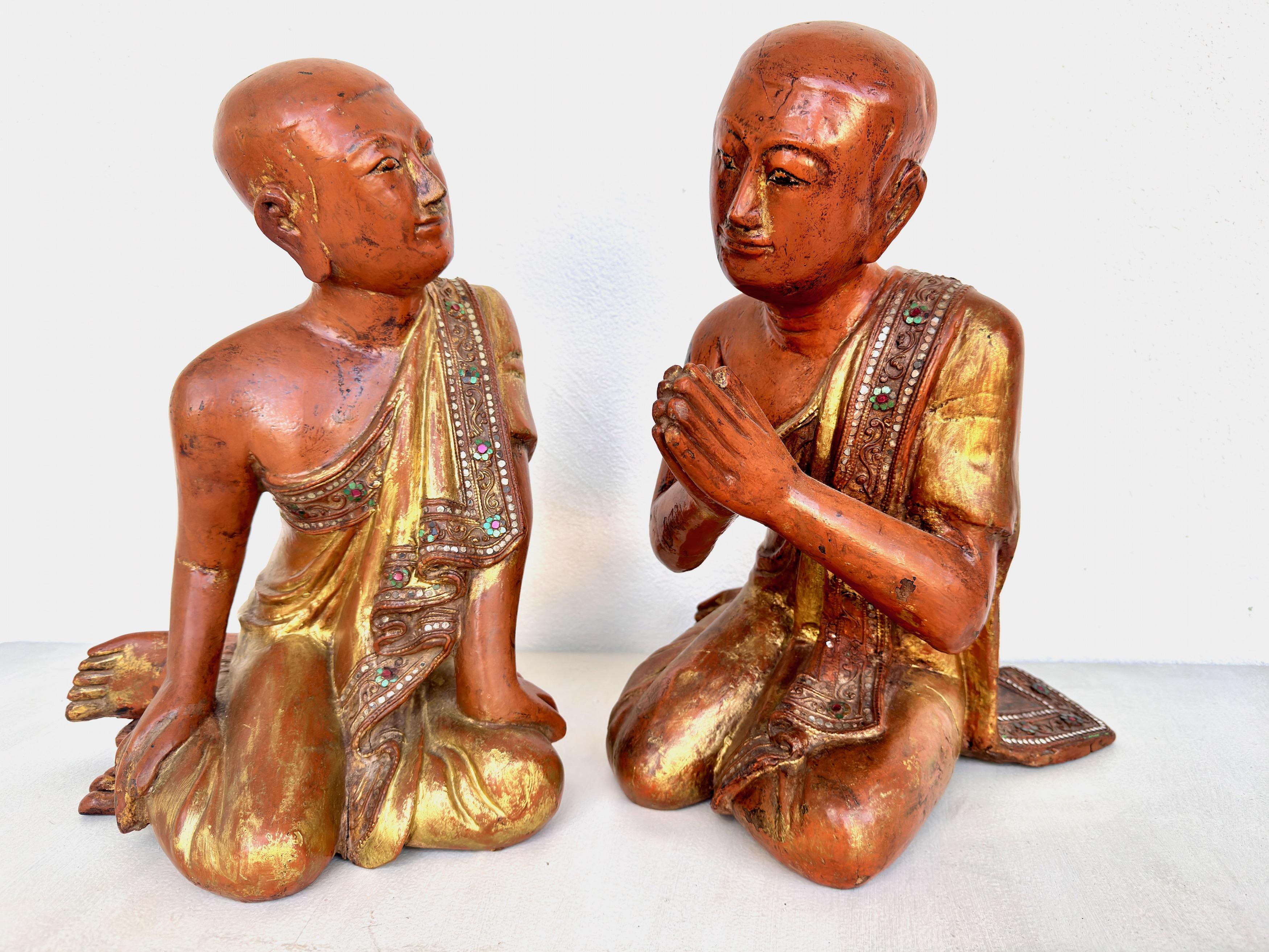 Pareja de Monjes Budistas de Madera Lacada en venta 4