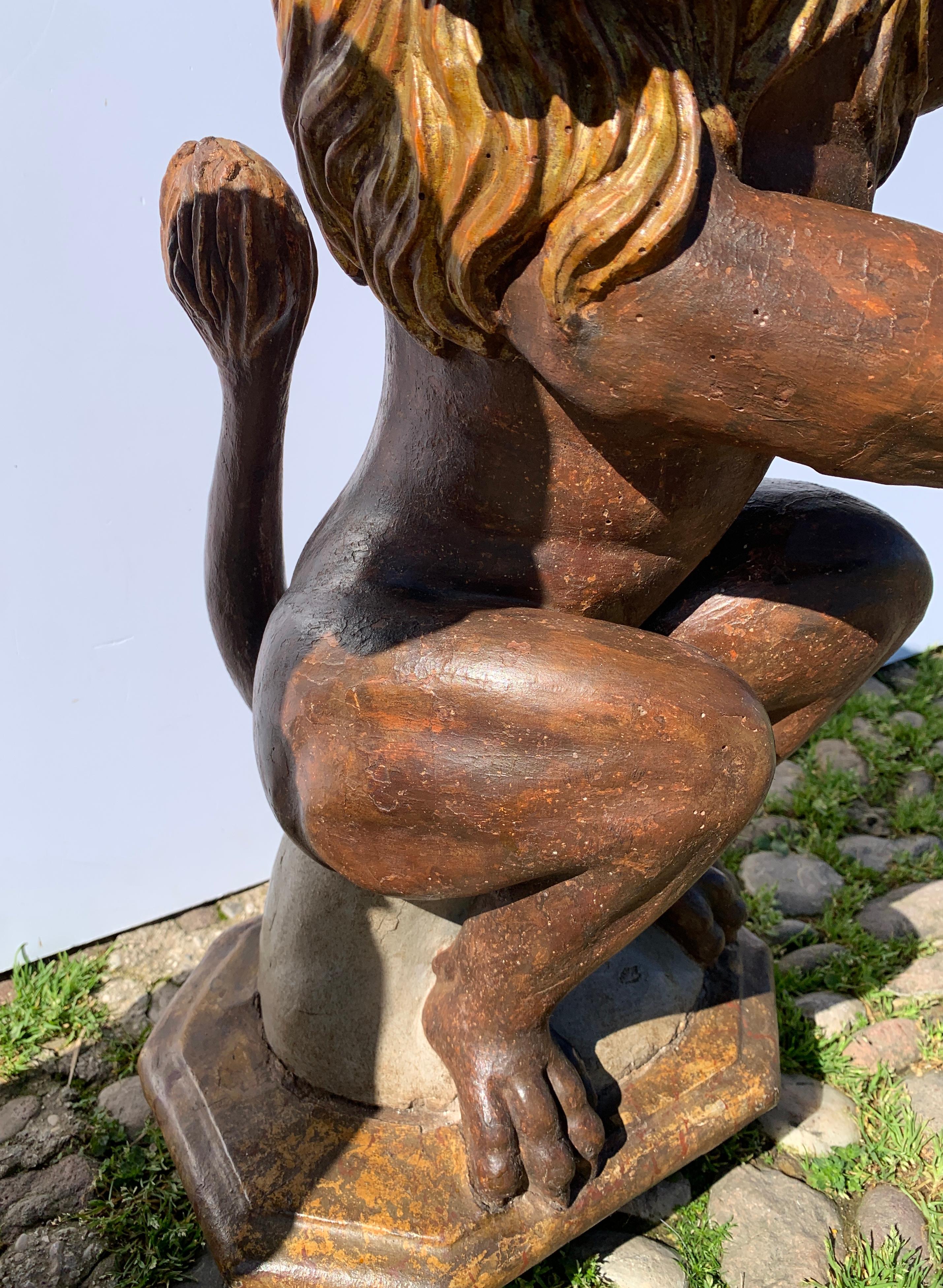 Paire de sculptures en bois à figures maniéristes de la fin du XVIe siècle - Lions en vente 5