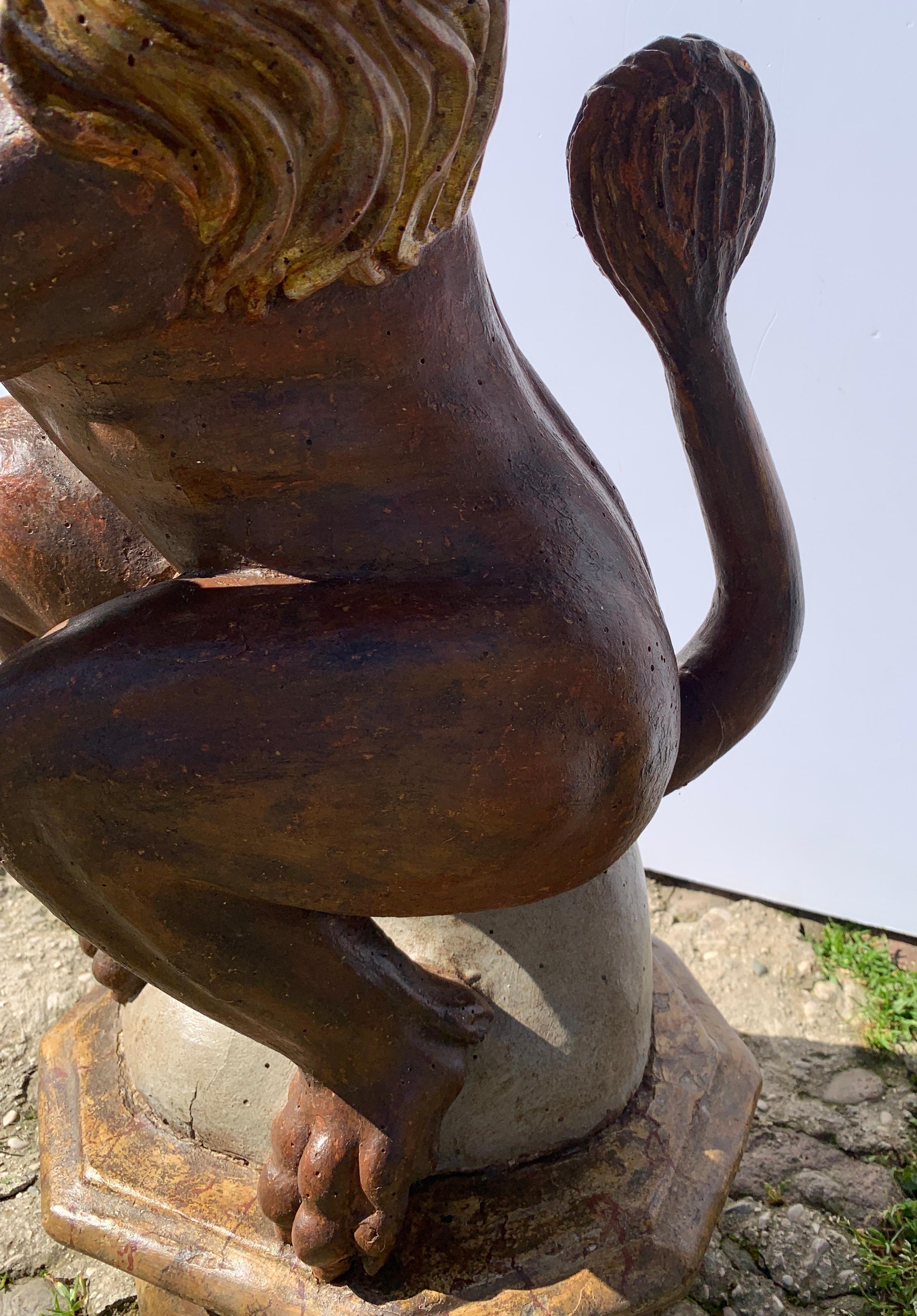 Paire de sculptures en bois à figures maniéristes de la fin du XVIe siècle - Lions en vente 6