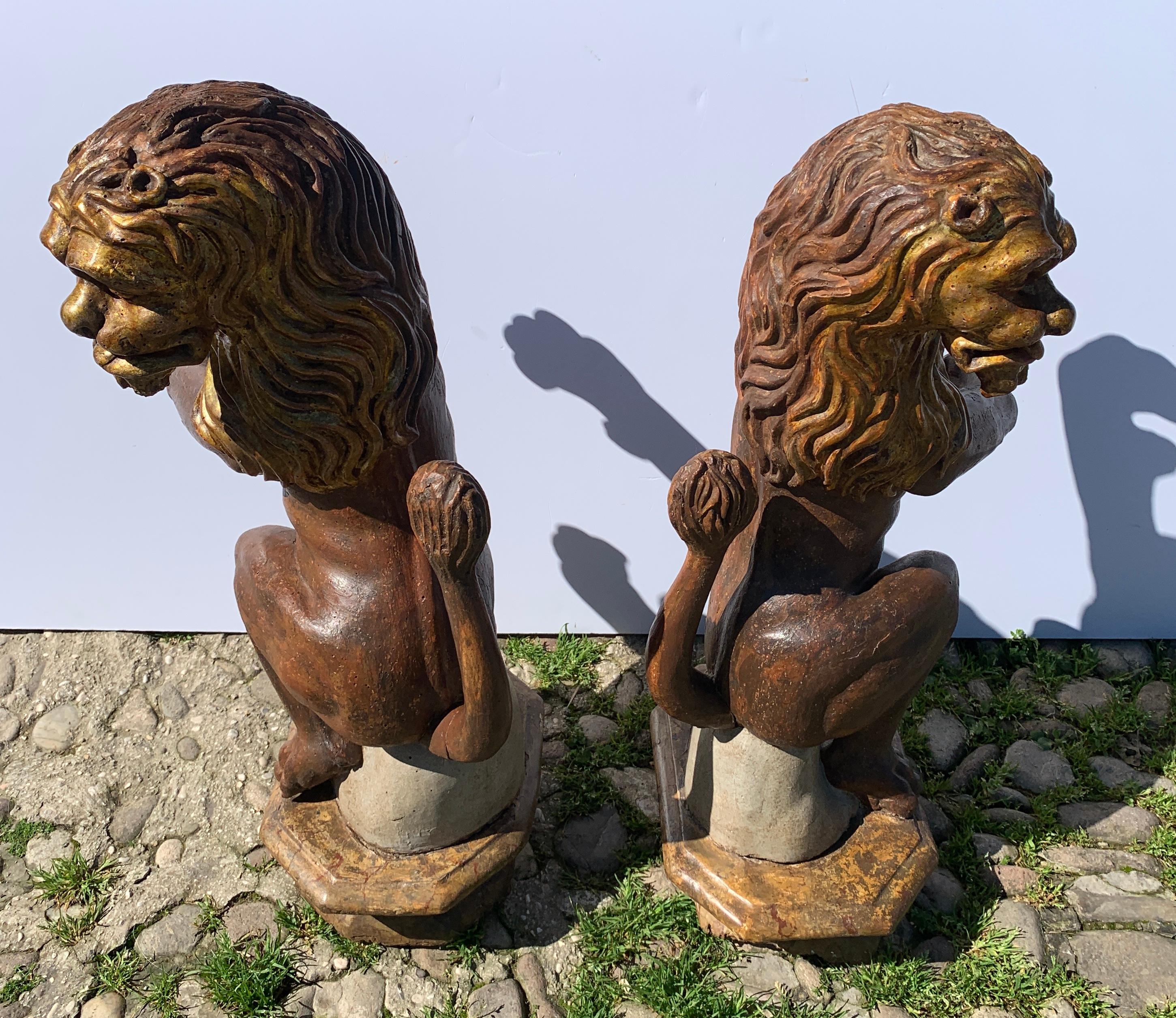 Paire de sculptures en bois à figures maniéristes de la fin du XVIe siècle - Lions en vente 7