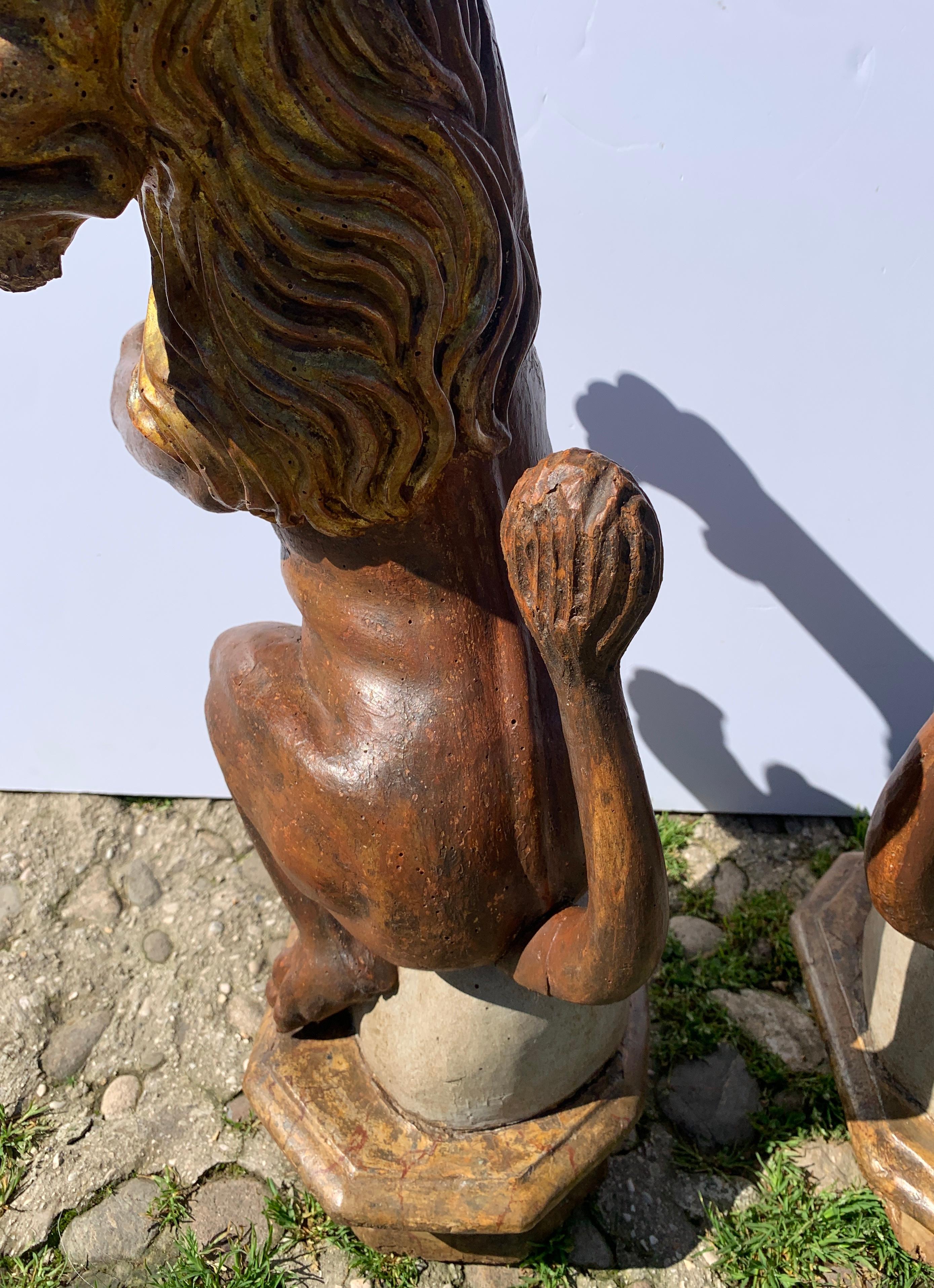 Paire de sculptures en bois à figures maniéristes de la fin du XVIe siècle - Lions en vente 8