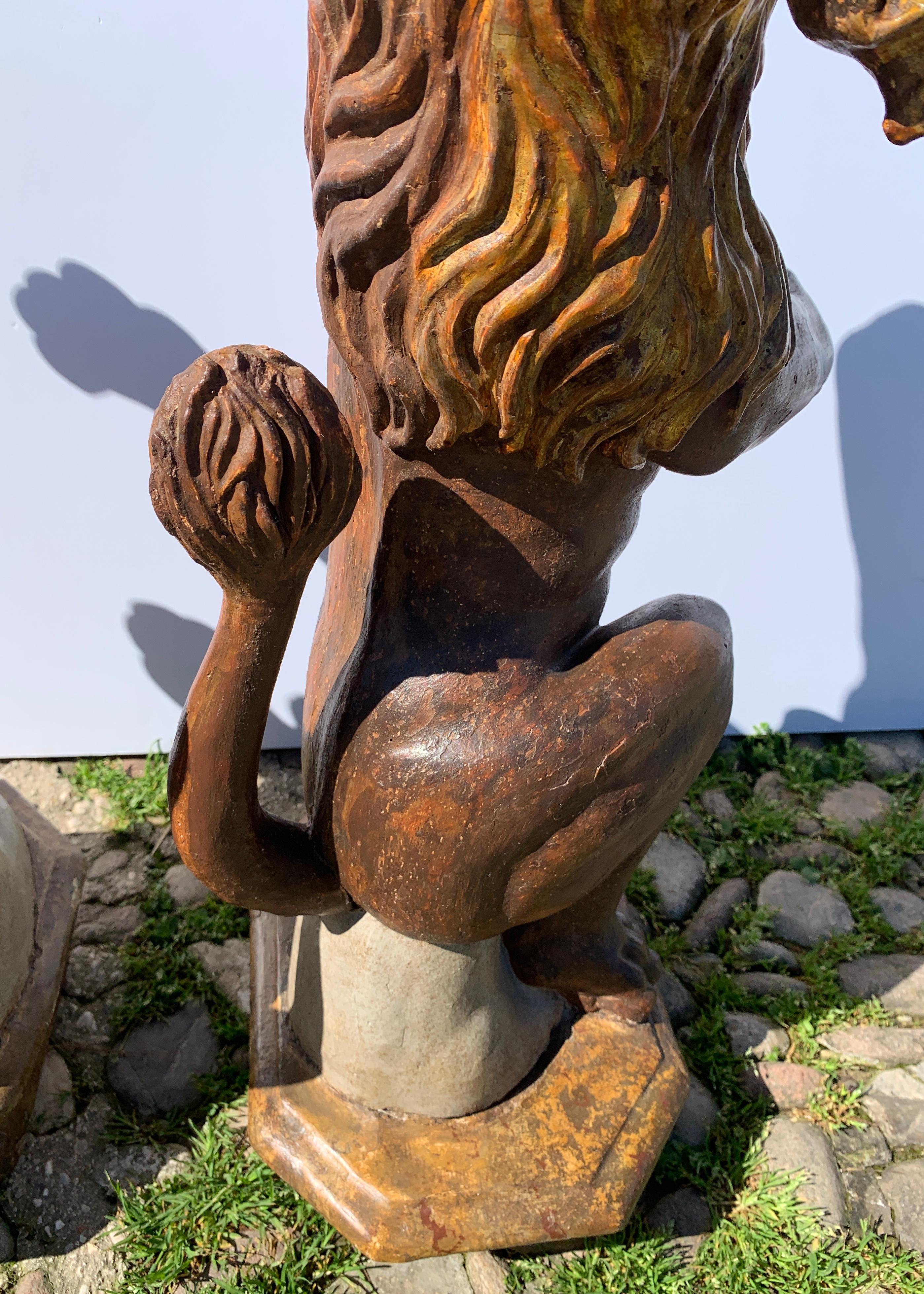 Paire de sculptures en bois à figures maniéristes de la fin du XVIe siècle - Lions en vente 9