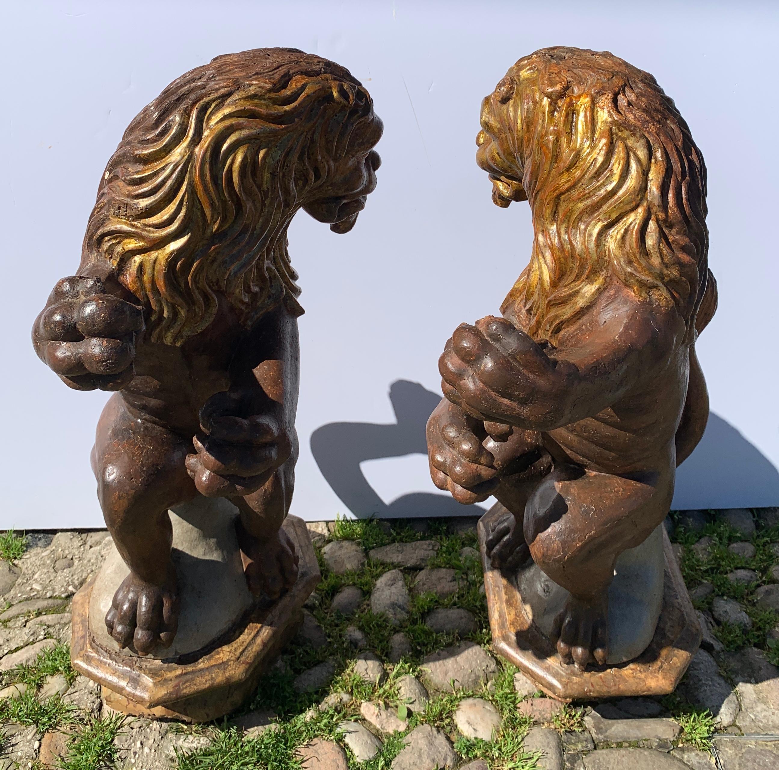Paire de sculptures en bois à figures maniéristes de la fin du XVIe siècle - Lions en vente 10