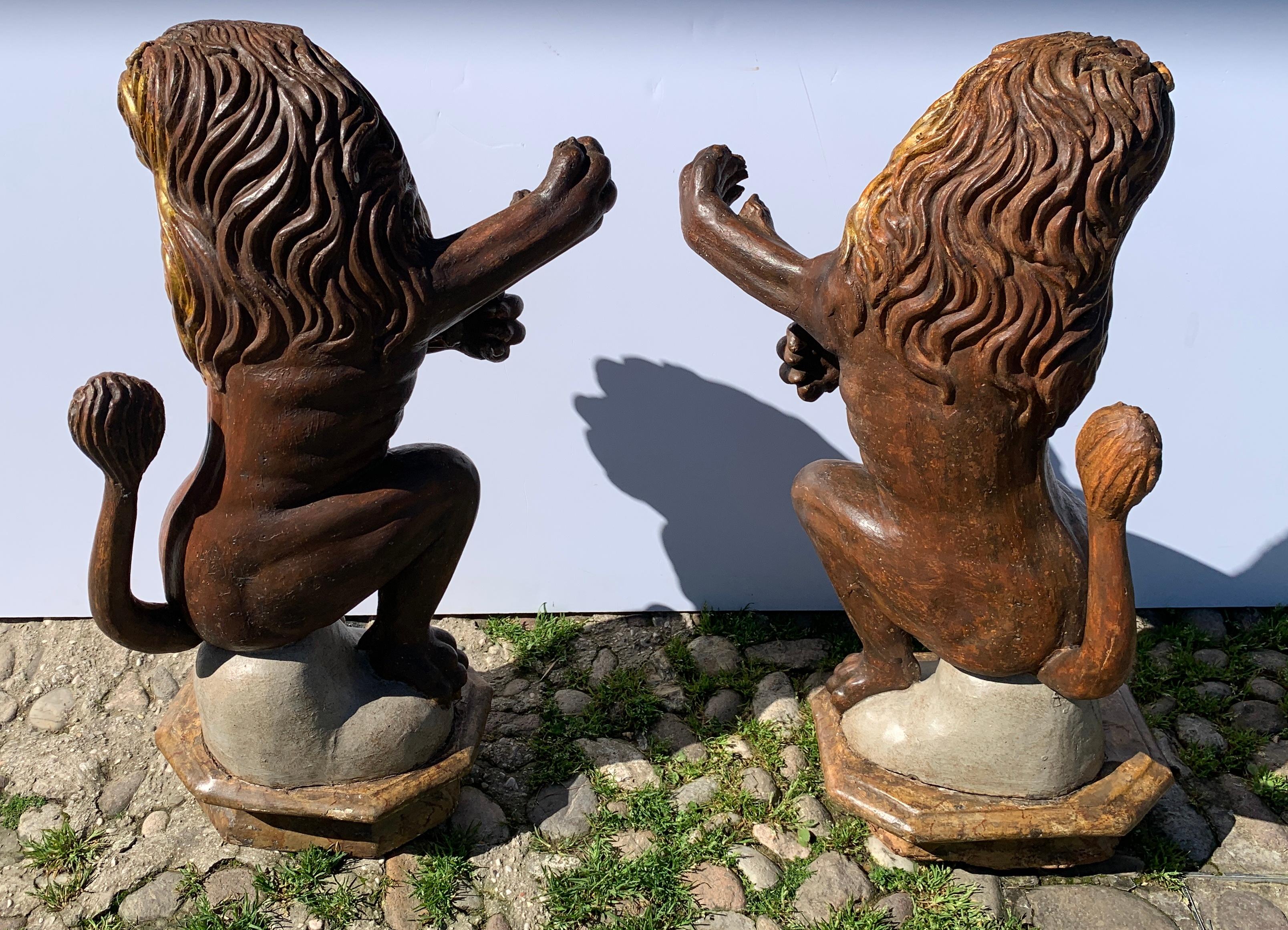 Paire de sculptures en bois à figures maniéristes de la fin du XVIe siècle - Lions en vente 11