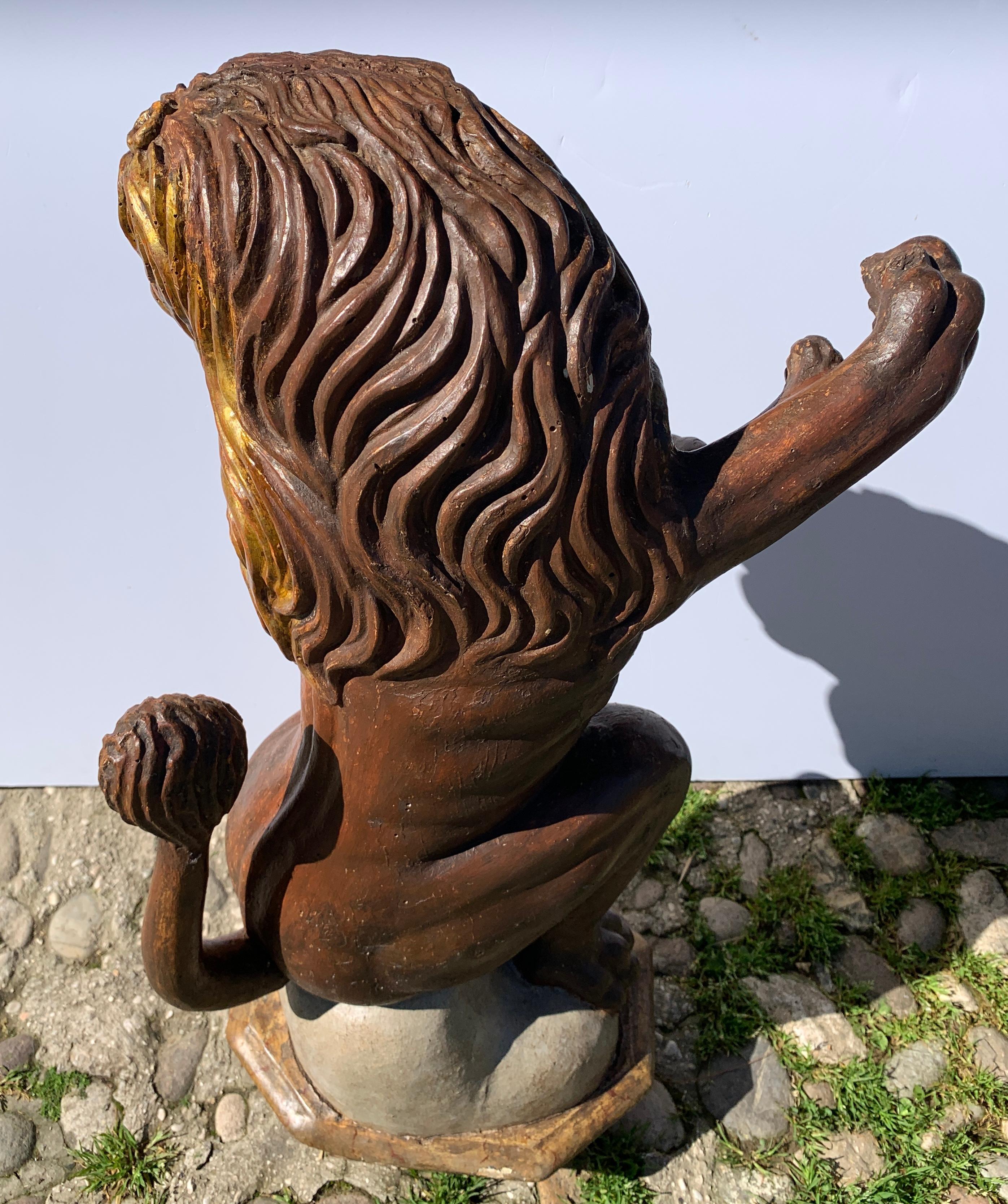 Paire de sculptures en bois à figures maniéristes de la fin du XVIe siècle - Lions en vente 12