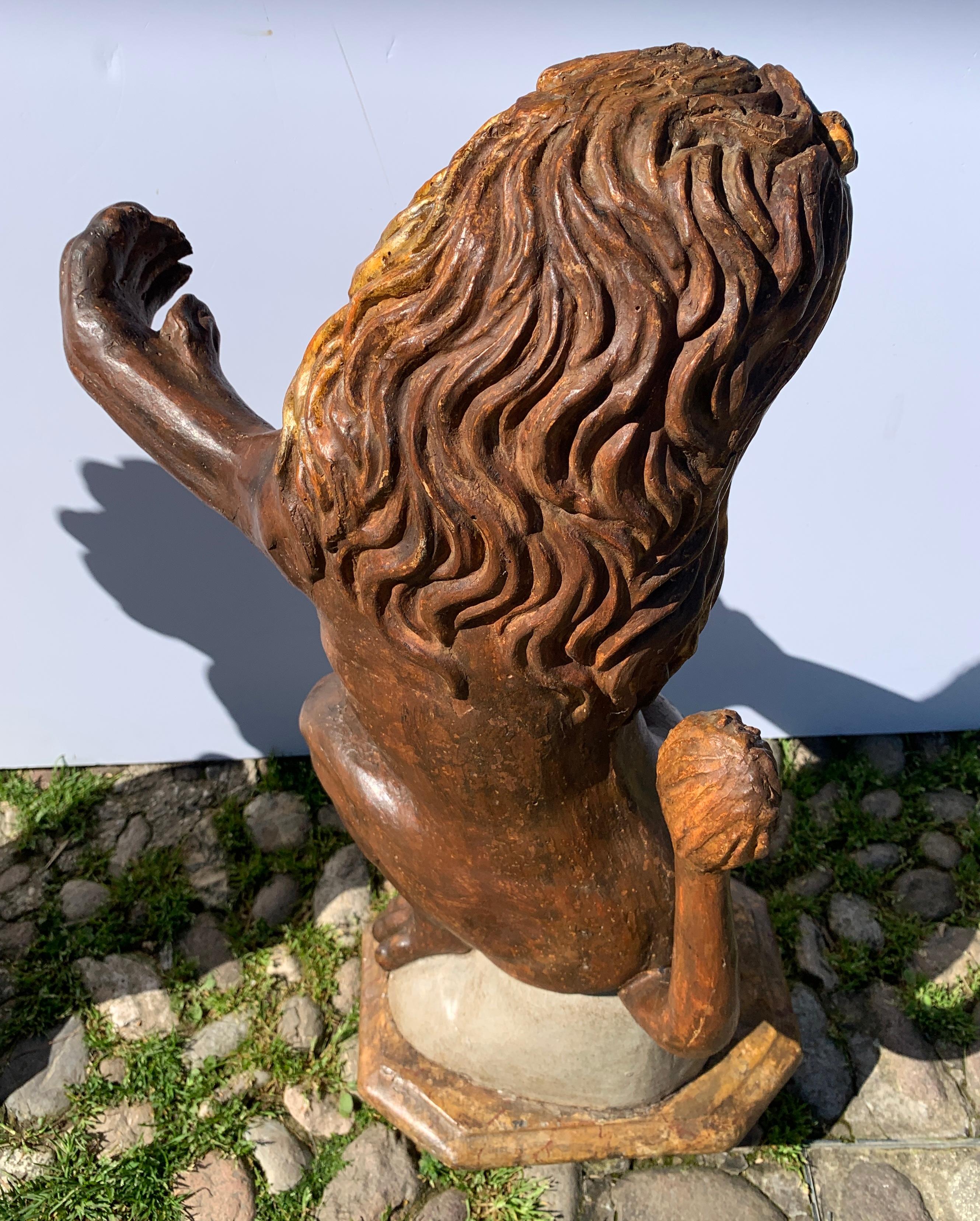 Paire de sculptures en bois à figures maniéristes de la fin du XVIe siècle - Lions en vente 13