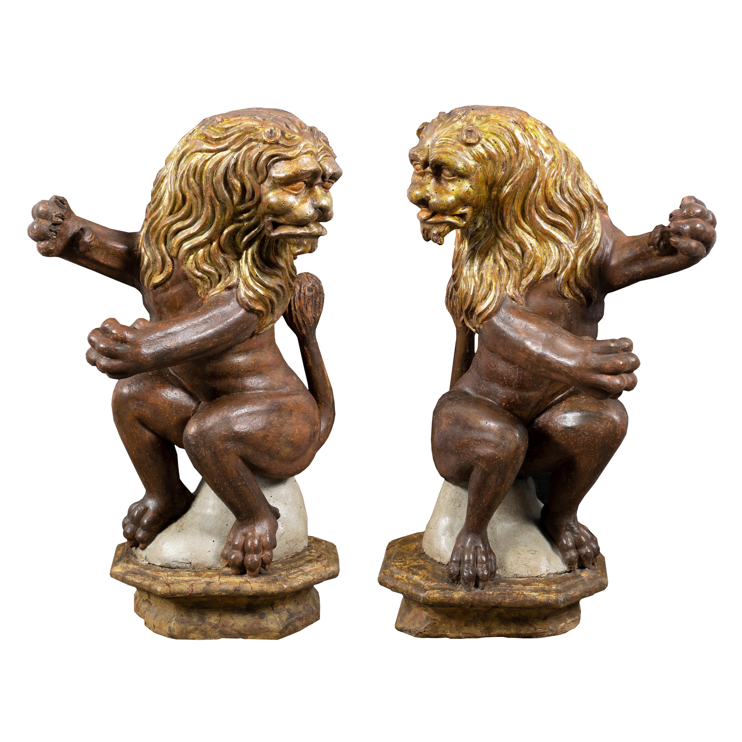Paire de sculptures en bois à figures maniéristes de la fin du XVIe siècle - Lions - Sculpture de Unknown