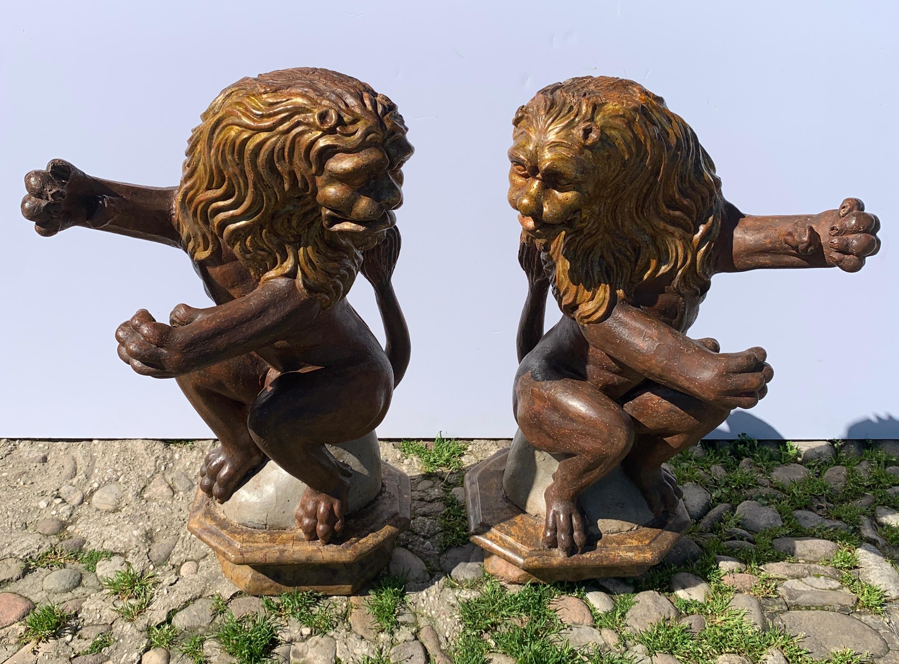 Paire de sculptures en bois à figures maniéristes de la fin du XVIe siècle - Lions - Renaissance Sculpture par Unknown