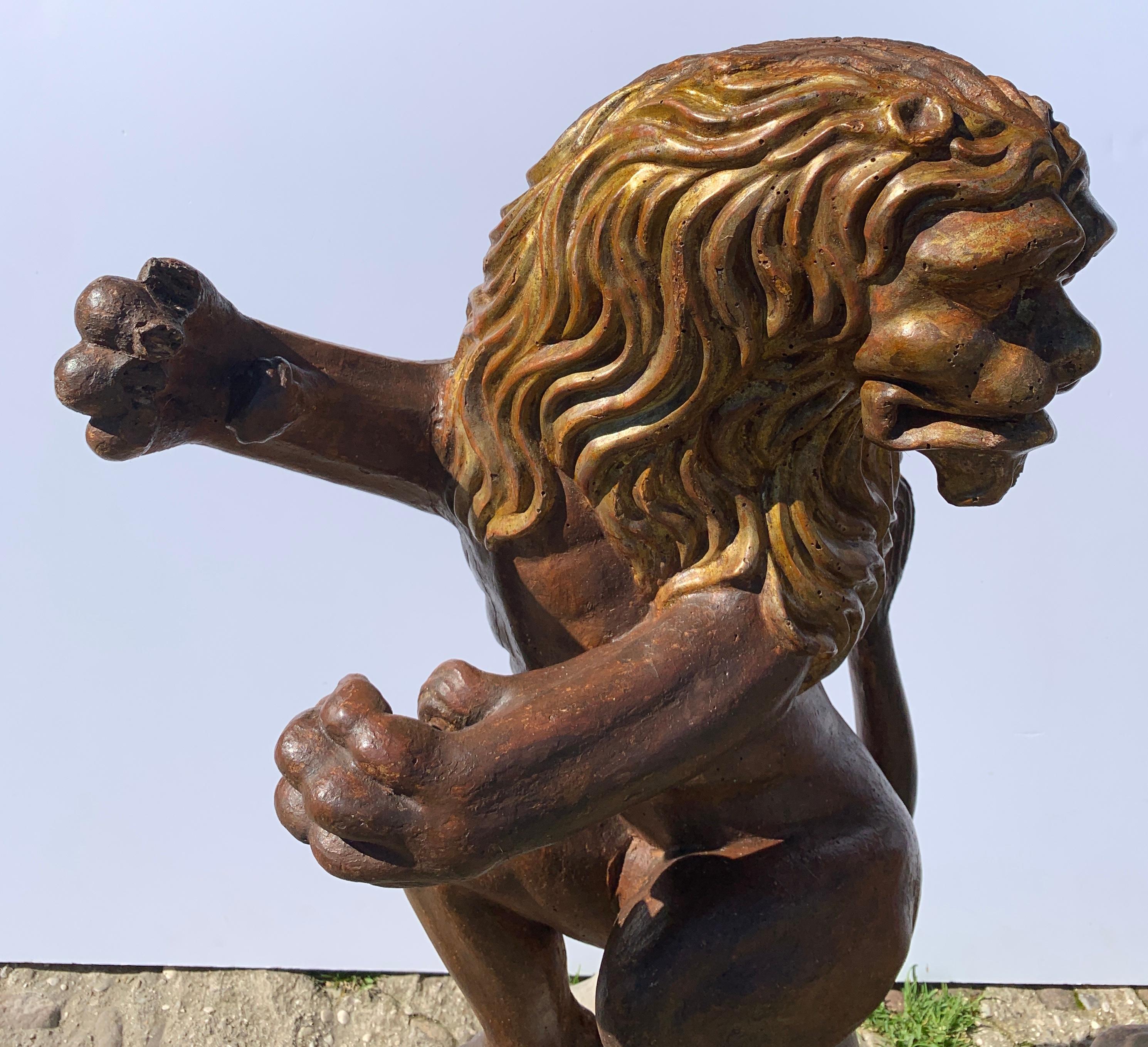 Paire de sculptures en bois à figures maniéristes de la fin du XVIe siècle - Lions - Marron Figurative Sculpture par Unknown