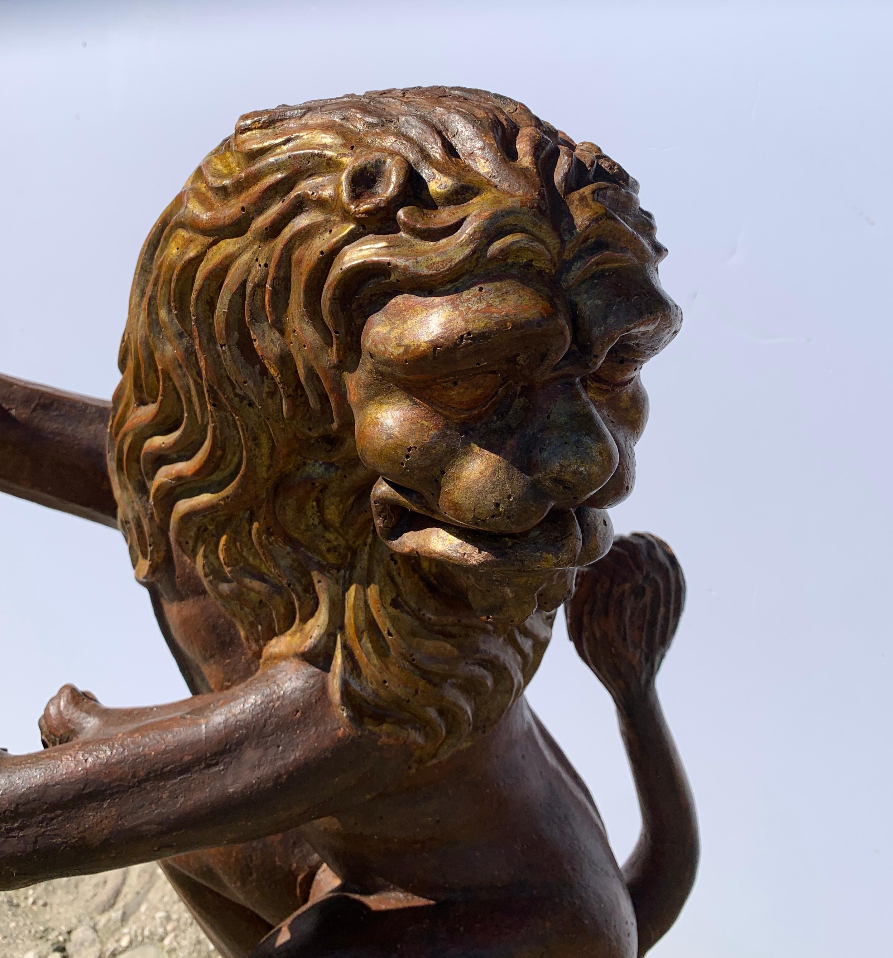 Paire de sculptures en bois sculpté, doré et peint - Lions portant des drapeaux. Venise, fin du XVIe siècle.

40 x 30 x 75 cm.

Entièrement en bois sculpté, doré et peint. Elles représentent une paire de lions assis sur le dos, la queue droite,