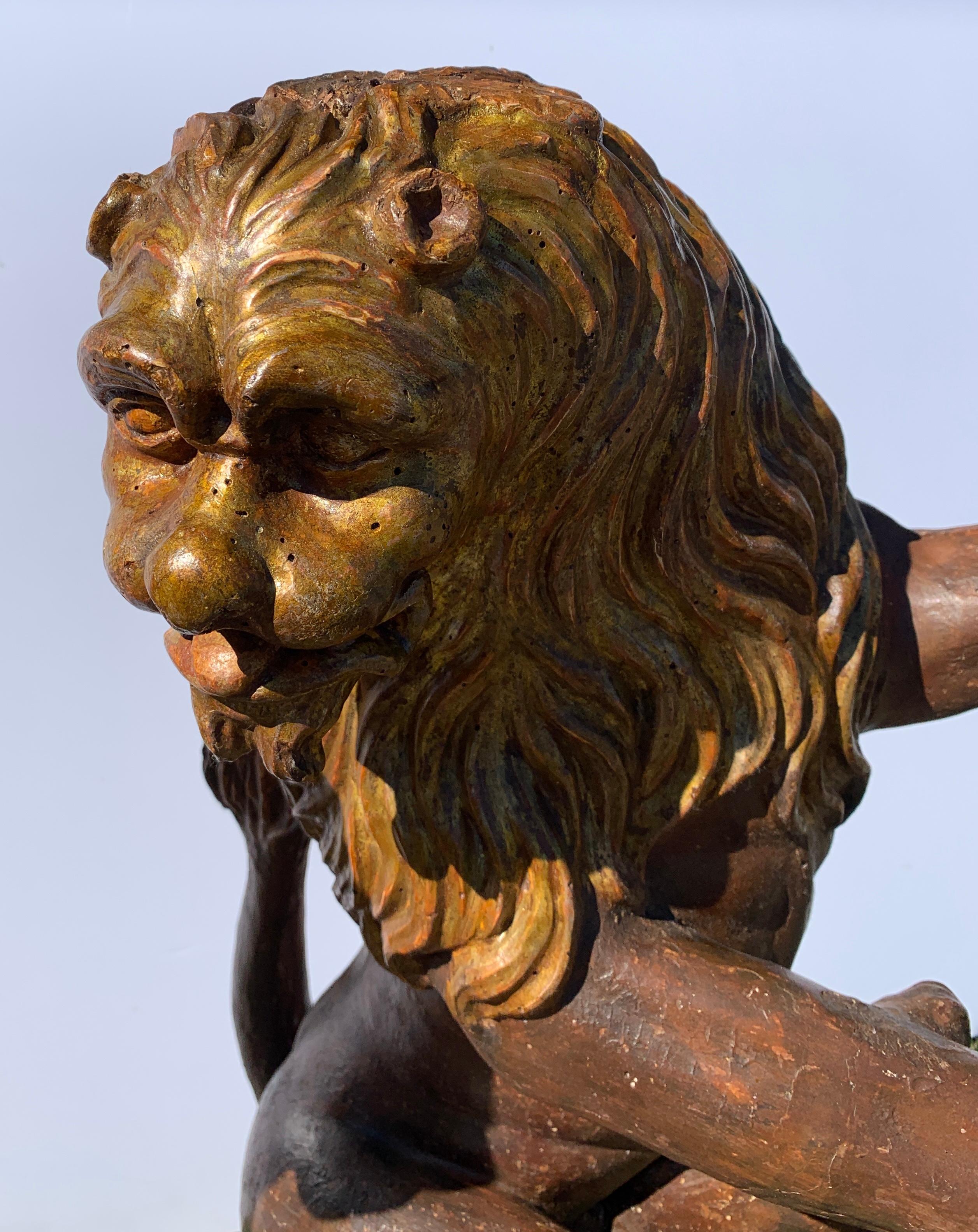 Paire de sculptures en bois à figures maniéristes de la fin du XVIe siècle - Lions en vente 1