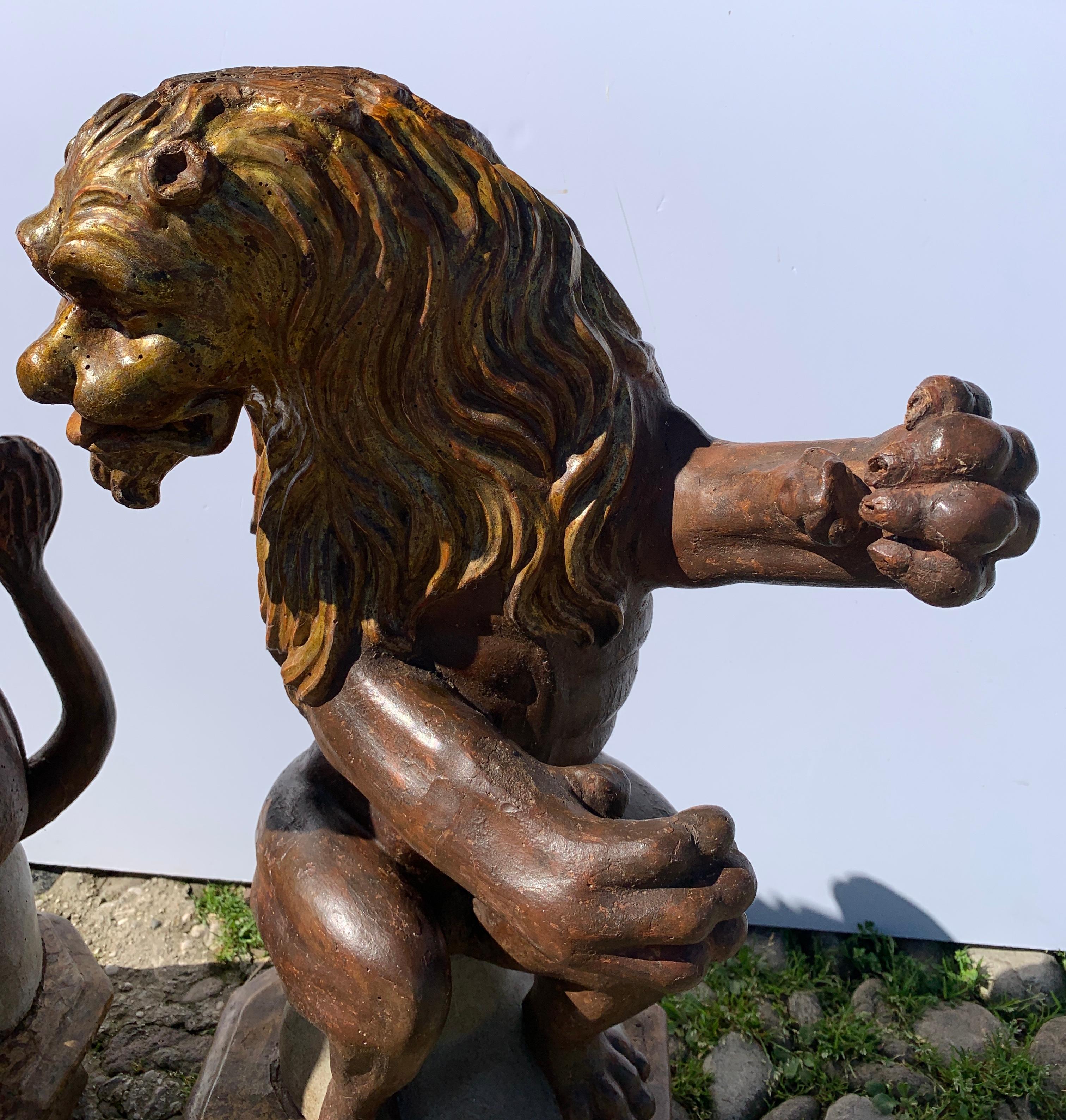 Paire de sculptures en bois à figures maniéristes de la fin du XVIe siècle - Lions en vente 2