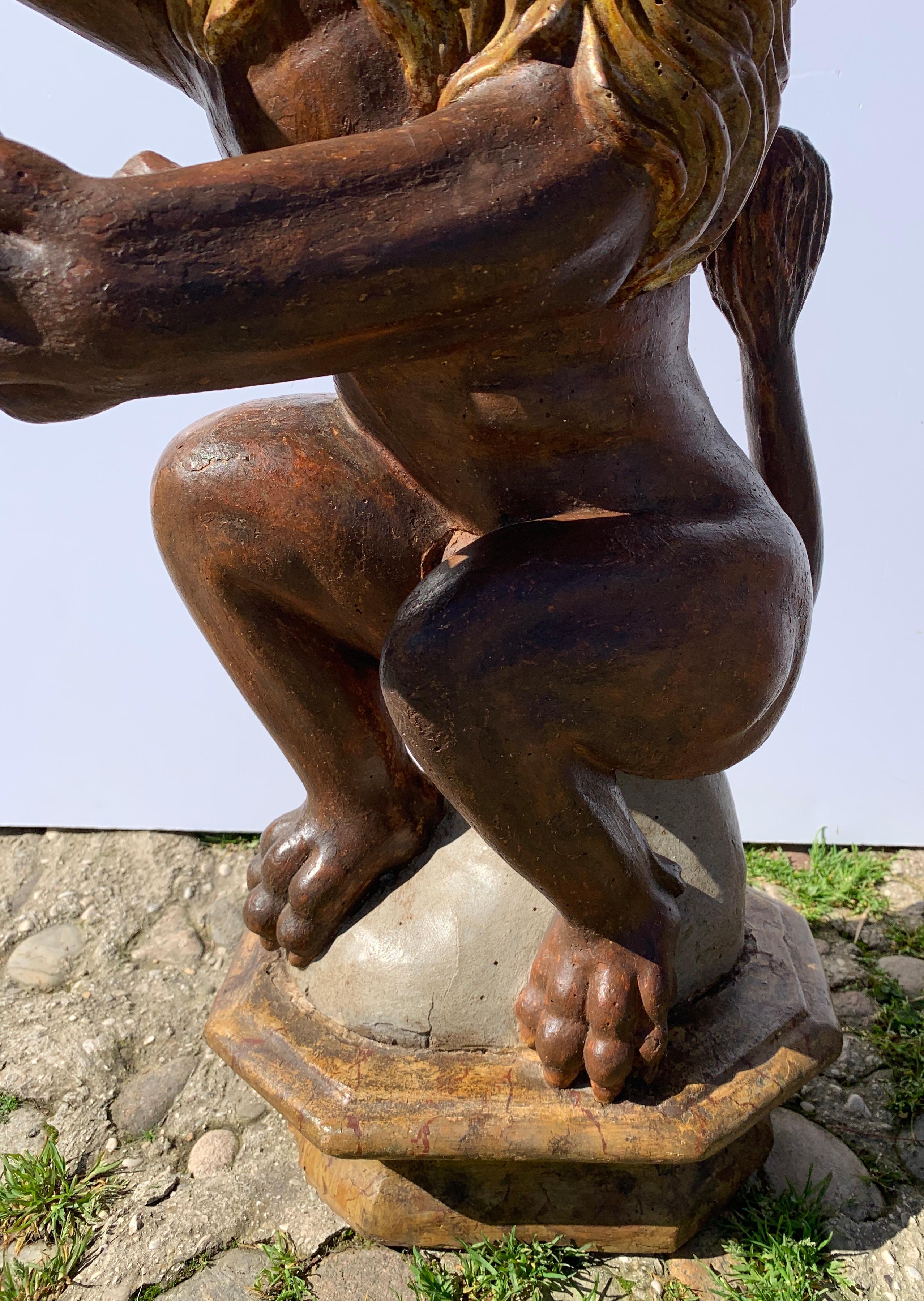 Paire de sculptures en bois à figures maniéristes de la fin du XVIe siècle - Lions en vente 3