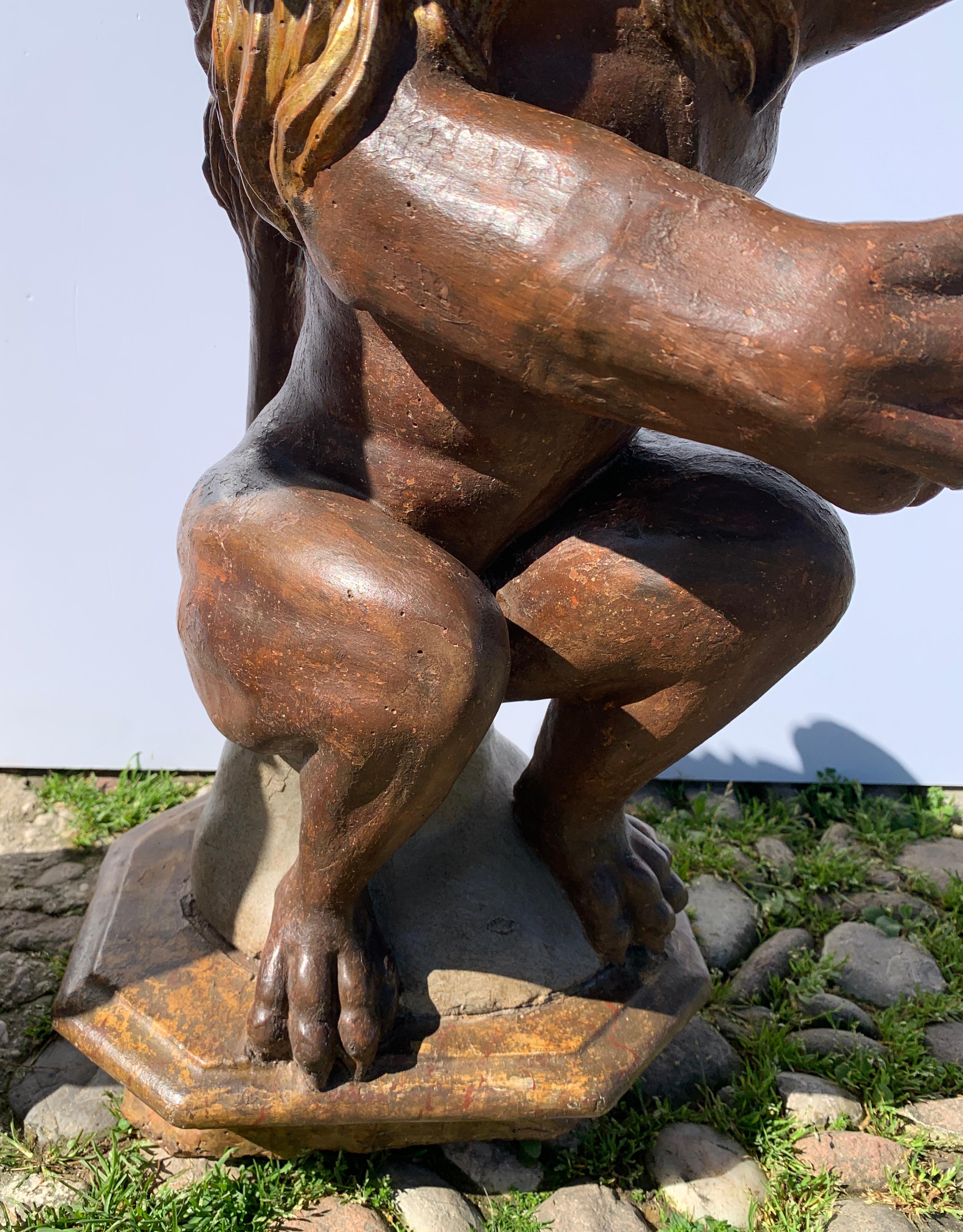 Paire de sculptures en bois à figures maniéristes de la fin du XVIe siècle - Lions en vente 4