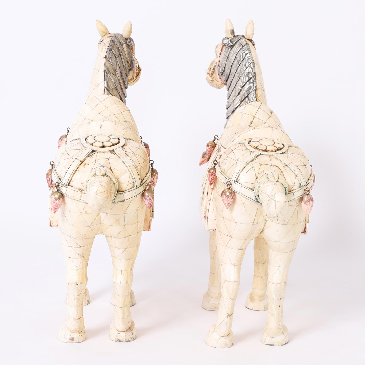 Coppia di sculture di cavallo in osso tessellato cinese della metà del secolo scorso in vendita 2