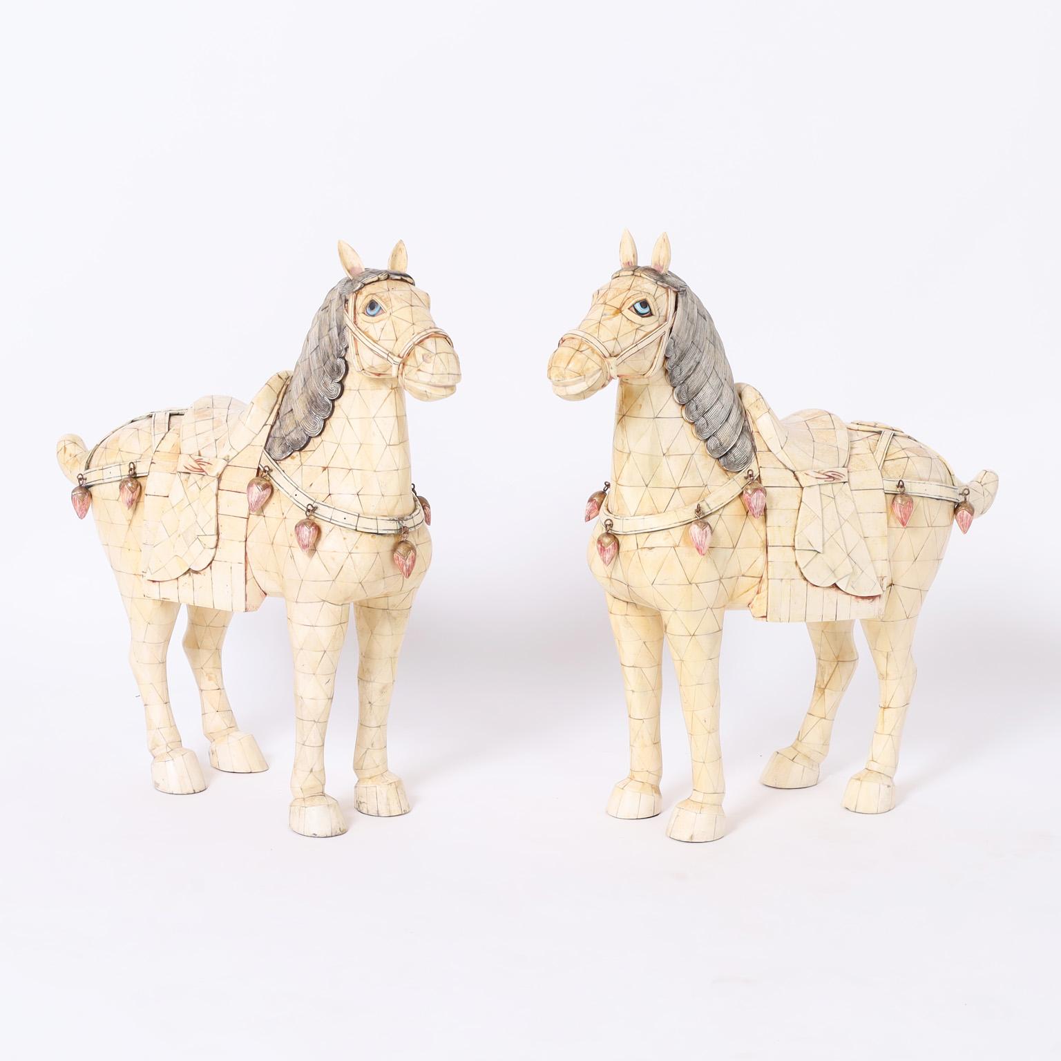 Paar chinesische Pferdeskulpturen mit Mosaik aus Knochen aus der Mitte des Jahrhunderts – Sculpture von Unknown