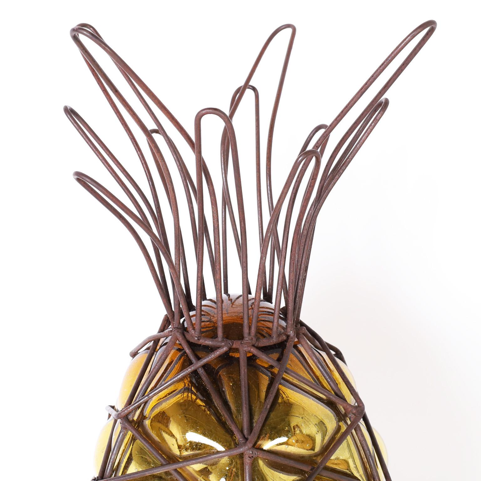 Coppia di ananas in metallo e vetro di metà secolo - Figurative Sculpture Beige di Unknown