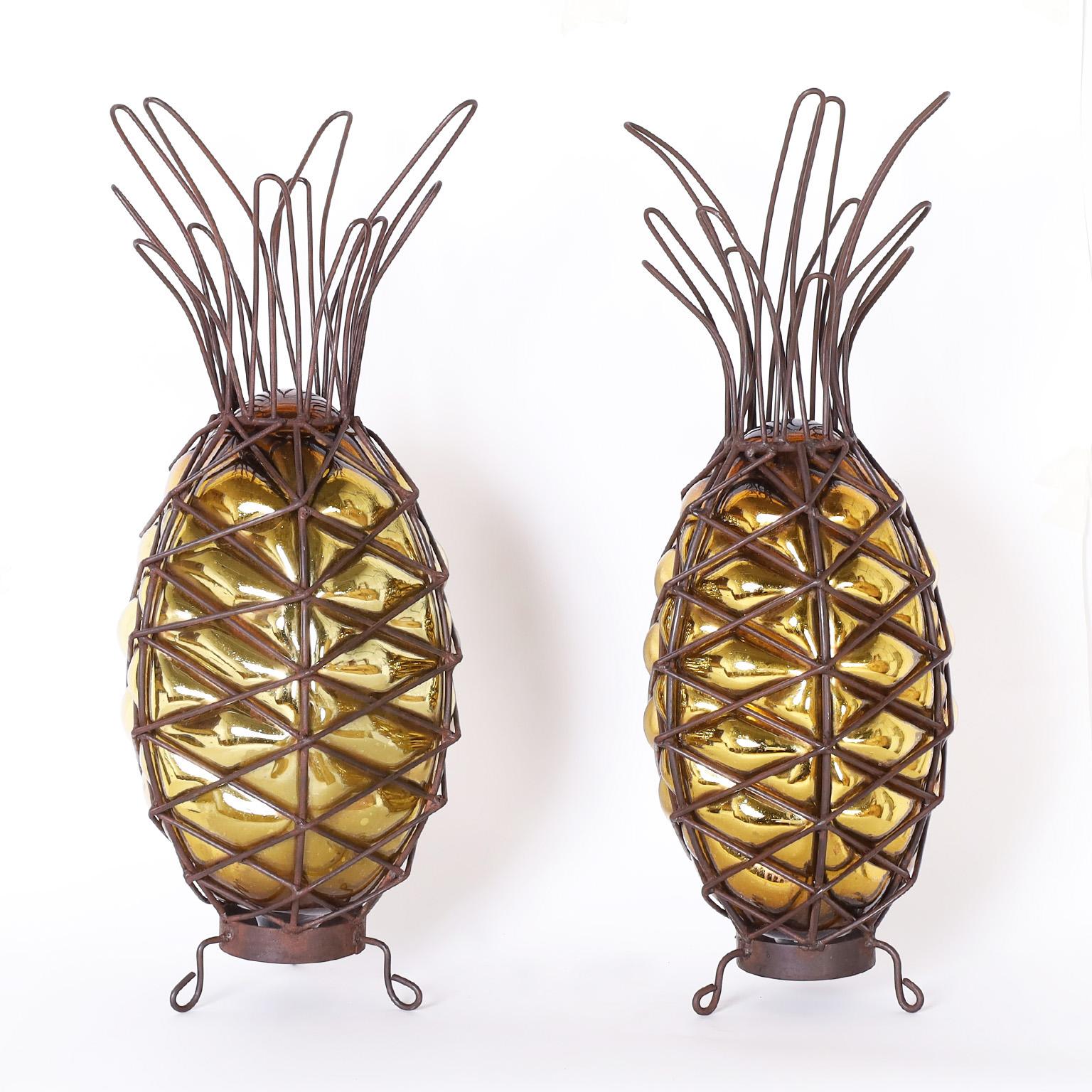 Figurative Sculpture di Unknown - Coppia di ananas in metallo e vetro di metà secolo