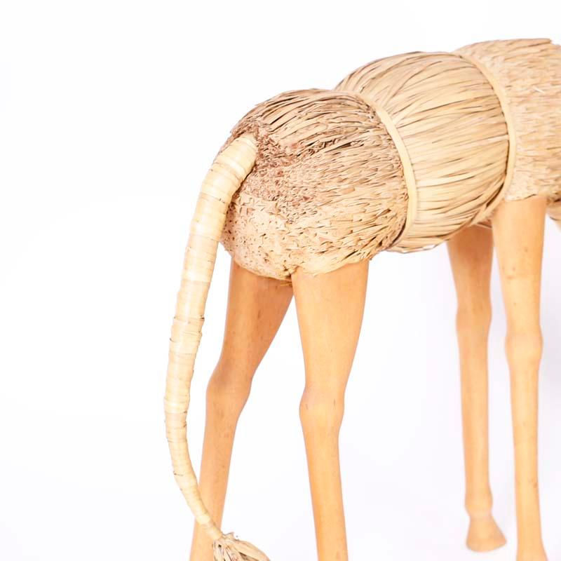 Paire de sculptures de girafe scandinaves du milieu du siècle dernier en vente 6