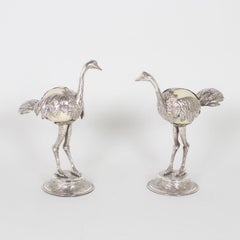 Paire de sculptures d'autruche argentées du milieu du siècle, réalisées avec des œufs d'autruche