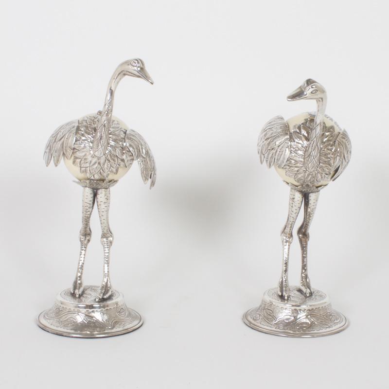 Fantasiosa coppia di sculture di uccelli di struzzo di metà secolo costruite con uova di struzzo e metallo argentato. Con un'espressione interrogativa che sembra porre l'antica domanda: 
