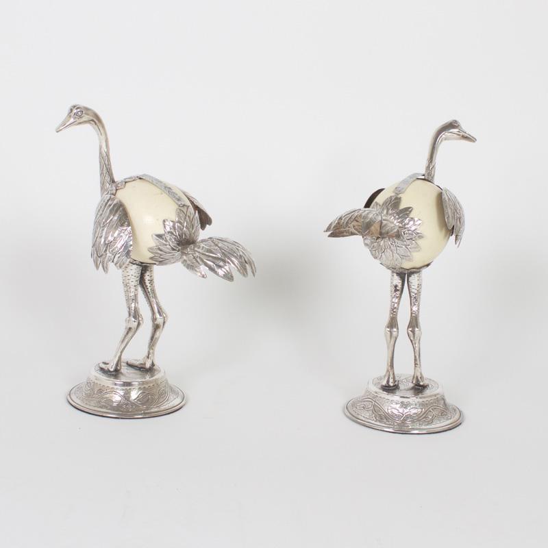 Coppia di sculture di struzzo argentate della metà del secolo costruite con uova di struzzo in vendita 1