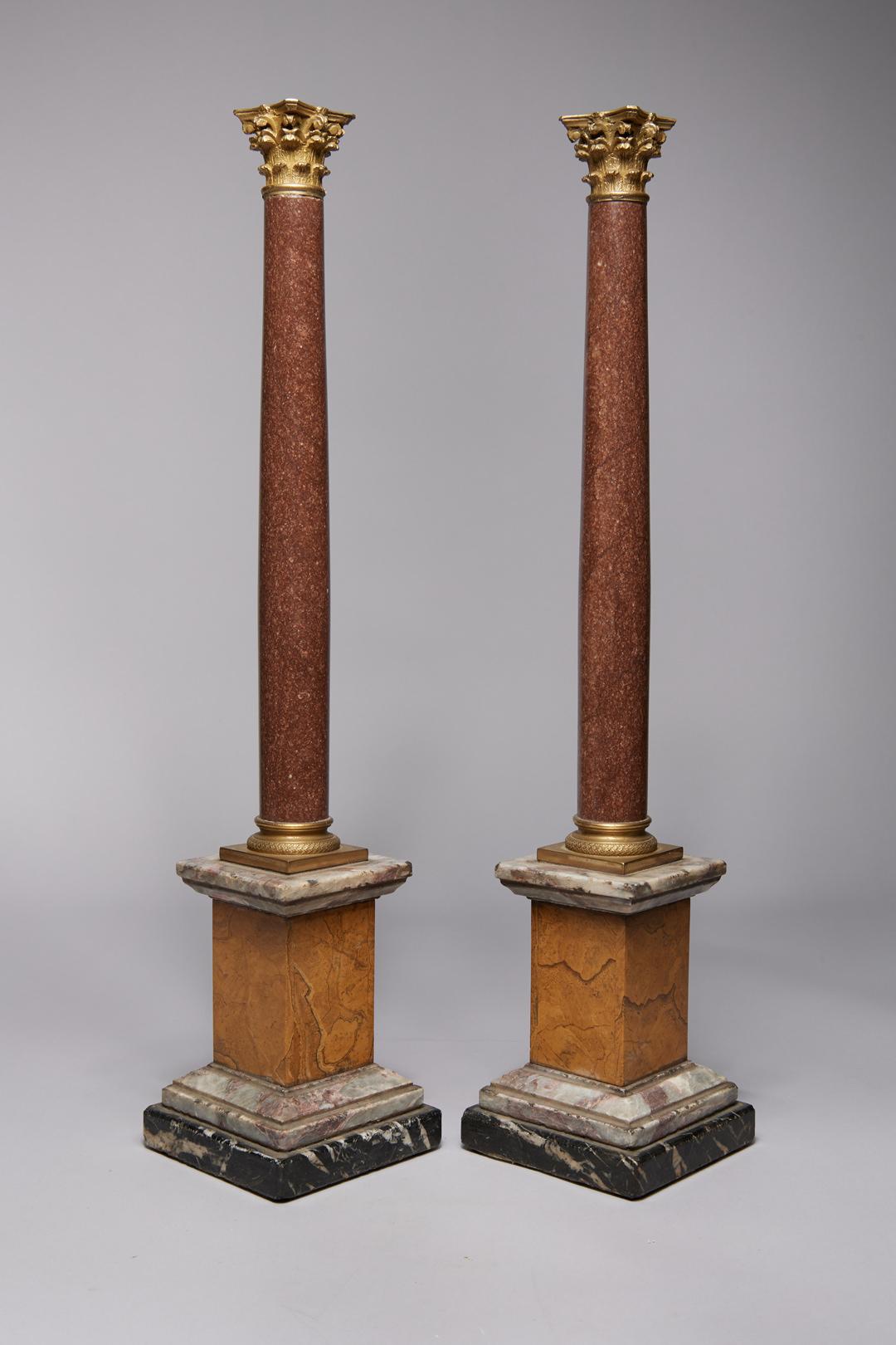 Paar Marmorsäulen aus Porphyr mit Kapitellen aus vergoldeter Bronze, 19.
Porphyr-Marmor & vergoldete Bronze 
20 x 4,25 x 4,25 Zoll

Porphyr ist ein Eruptivgestein, kein Marmor, das für seine charakteristische Textur mit großen Kristallen in einer