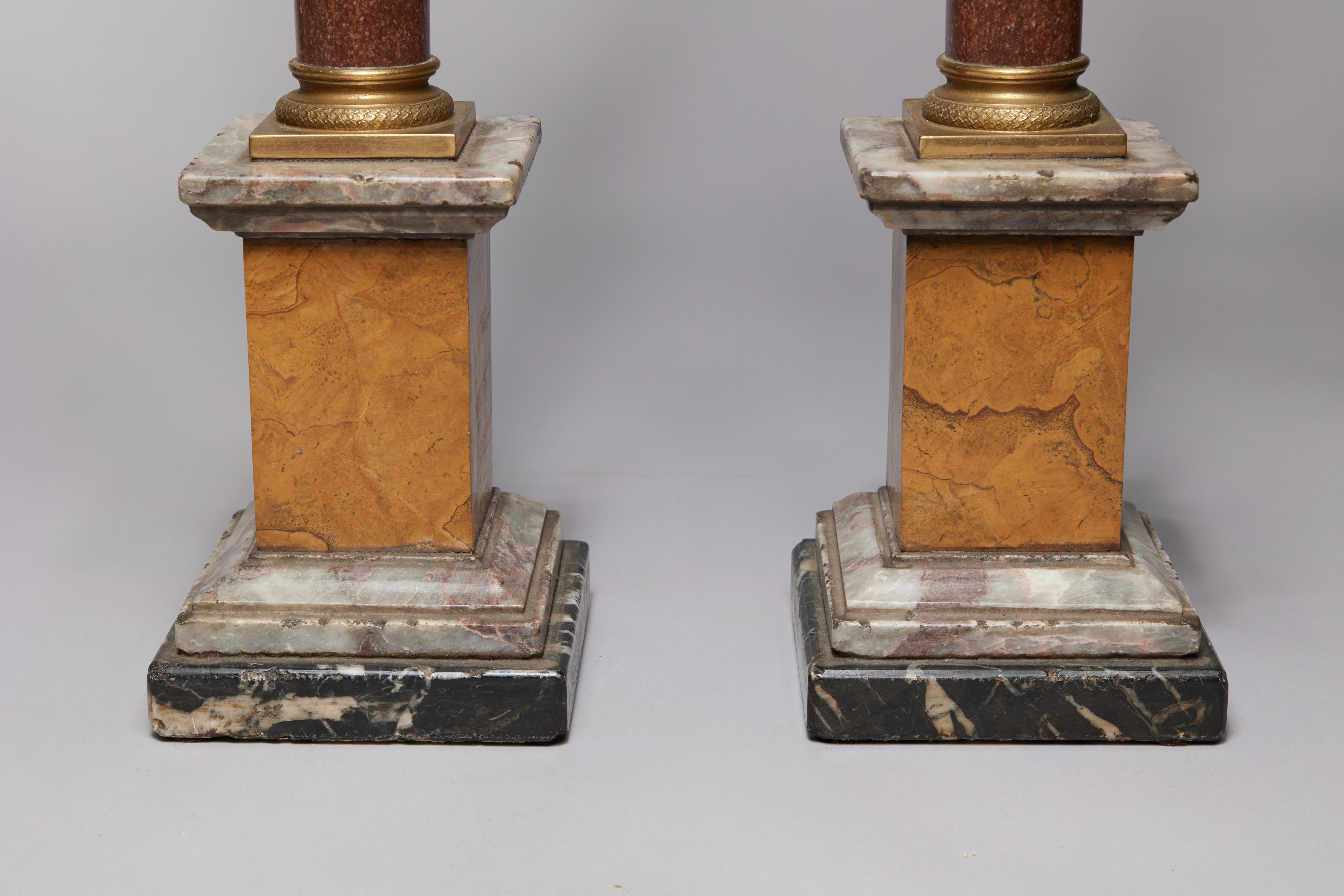 Paar Marmorsäulen aus Porphyr mit Kapitellen aus vergoldeter Bronze, 19. im Angebot 1