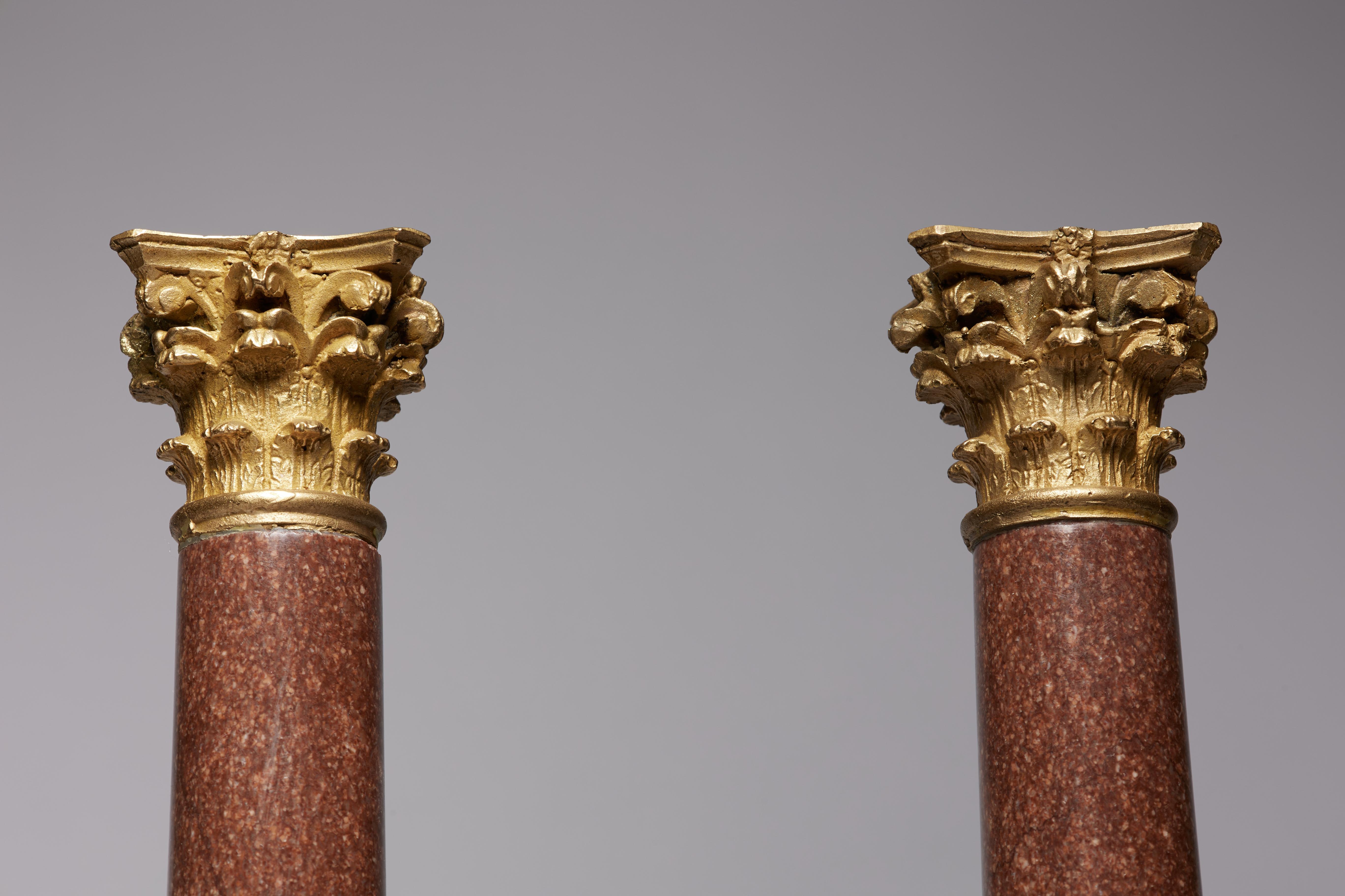 Paar Marmorsäulen aus Porphyr mit Kapitellen aus vergoldeter Bronze, 19. im Angebot 2