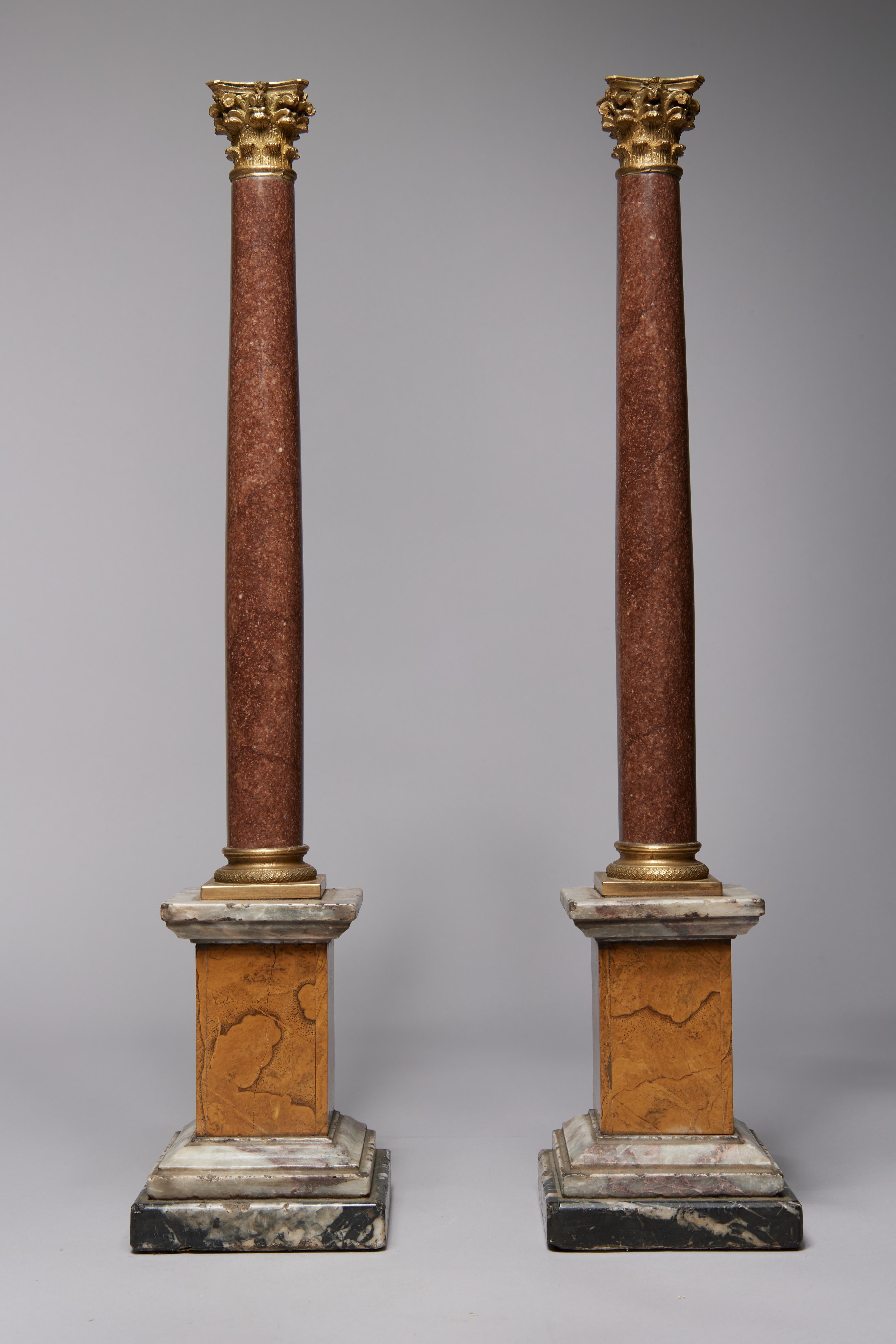 Coppia di colonne in marmo porfido con capitelli in bronzo dorato, XIX secolo