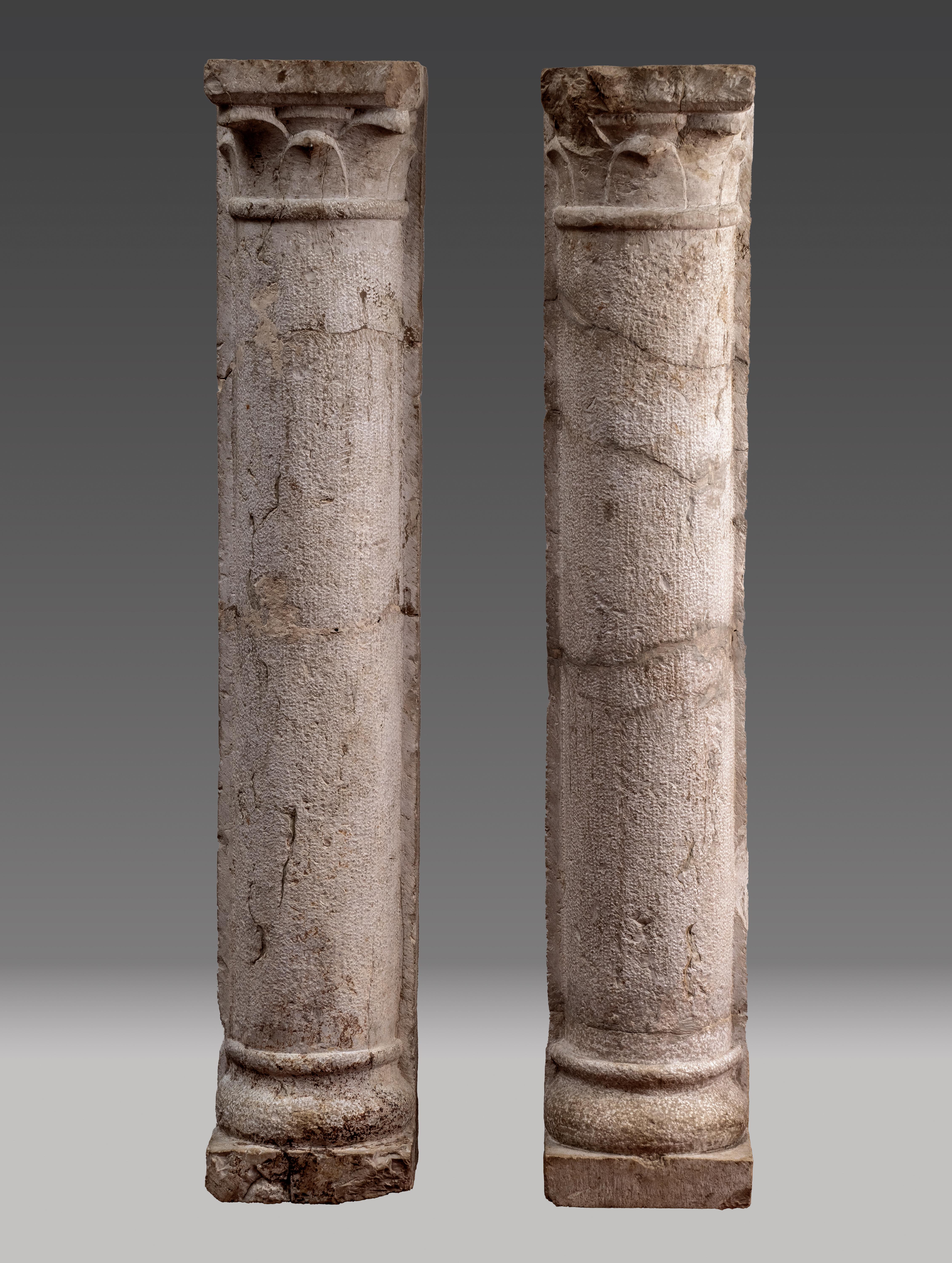 Unknown Figurative Sculpture – PAIR OF ROMANESQUE MARBLE COLUMNS, Italien, 13./14. Jahrhundert