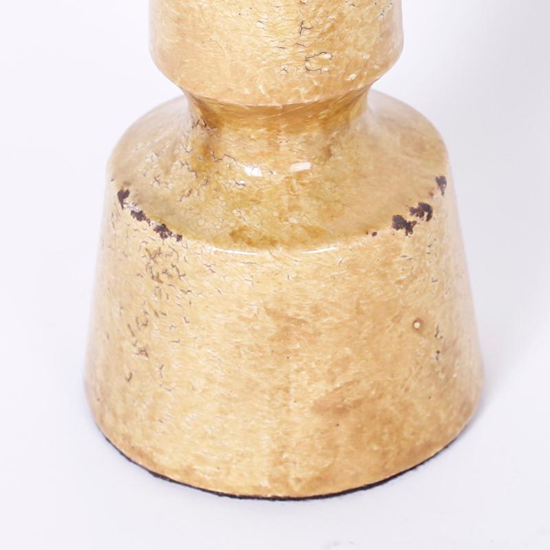 Coppia di carciofi in terracotta smaltata italiana dalla forma classica, dall'affascinante colore variegato e dalla finitura consumata dal tempo.
