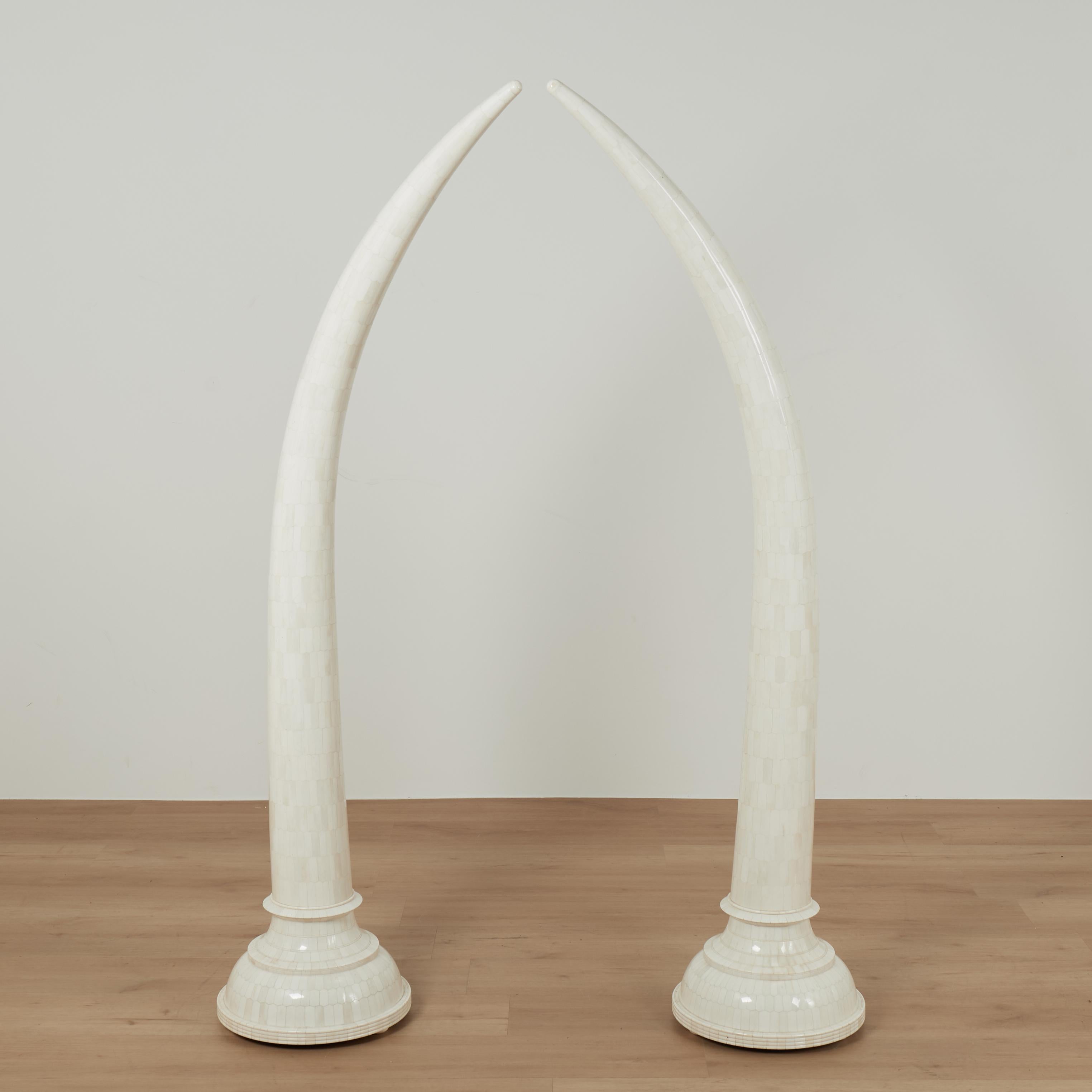 Figurative Sculpture di Unknown - Coppia di zanne d’osso anglo-indiane d’epoca