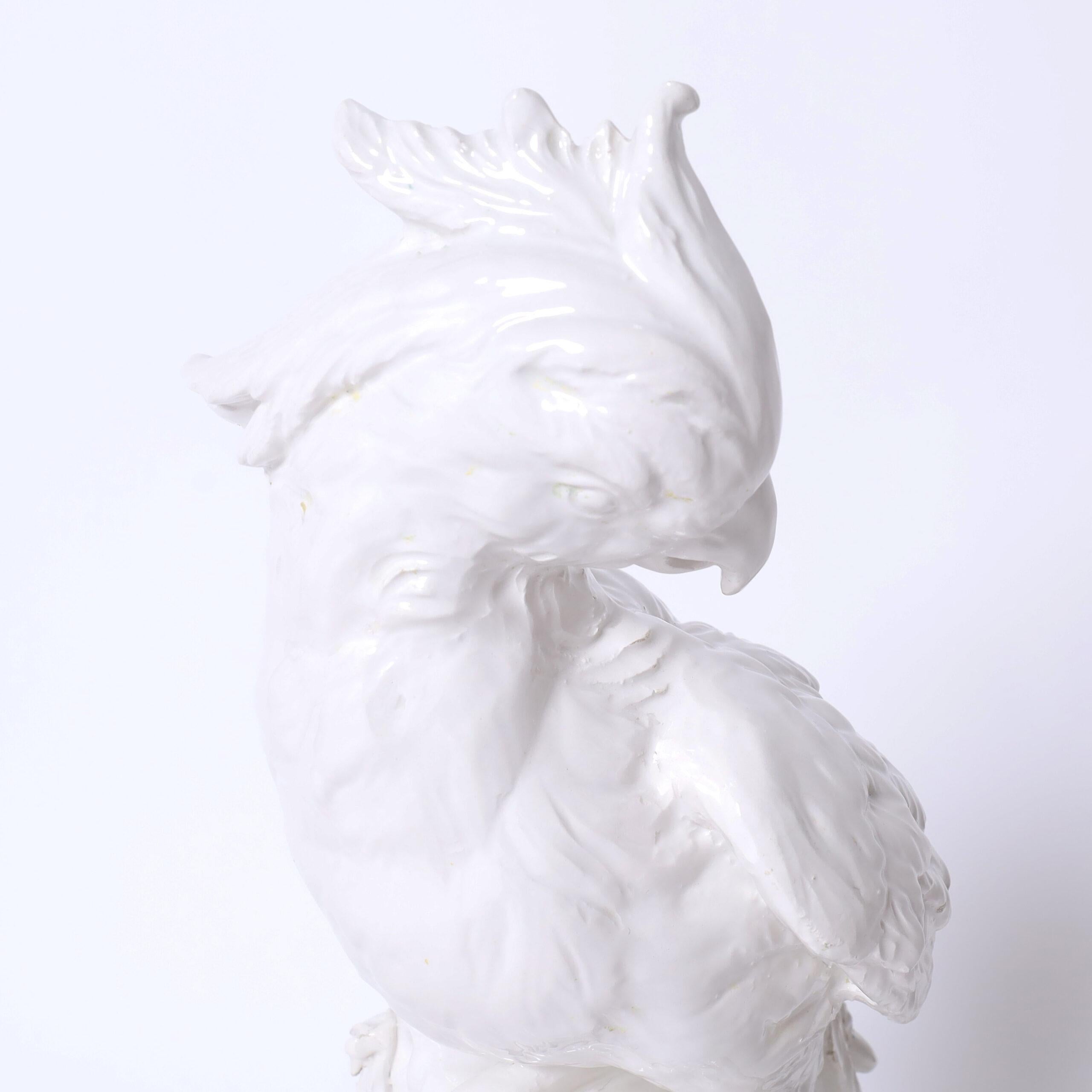 Coppia di figure di uccelli o pappagalli Blanc de Chine d'epoca - Figurative Sculpture Grigio di Unknown