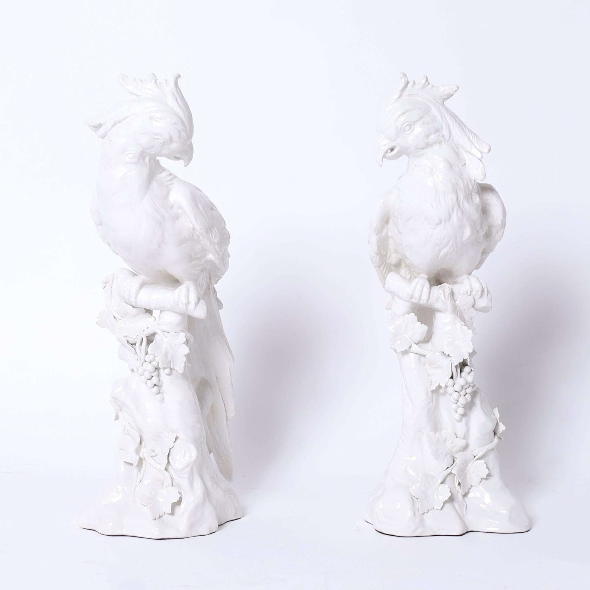 Figurative Sculpture di Unknown - Coppia di figure di uccelli o pappagalli Blanc de Chine d'epoca