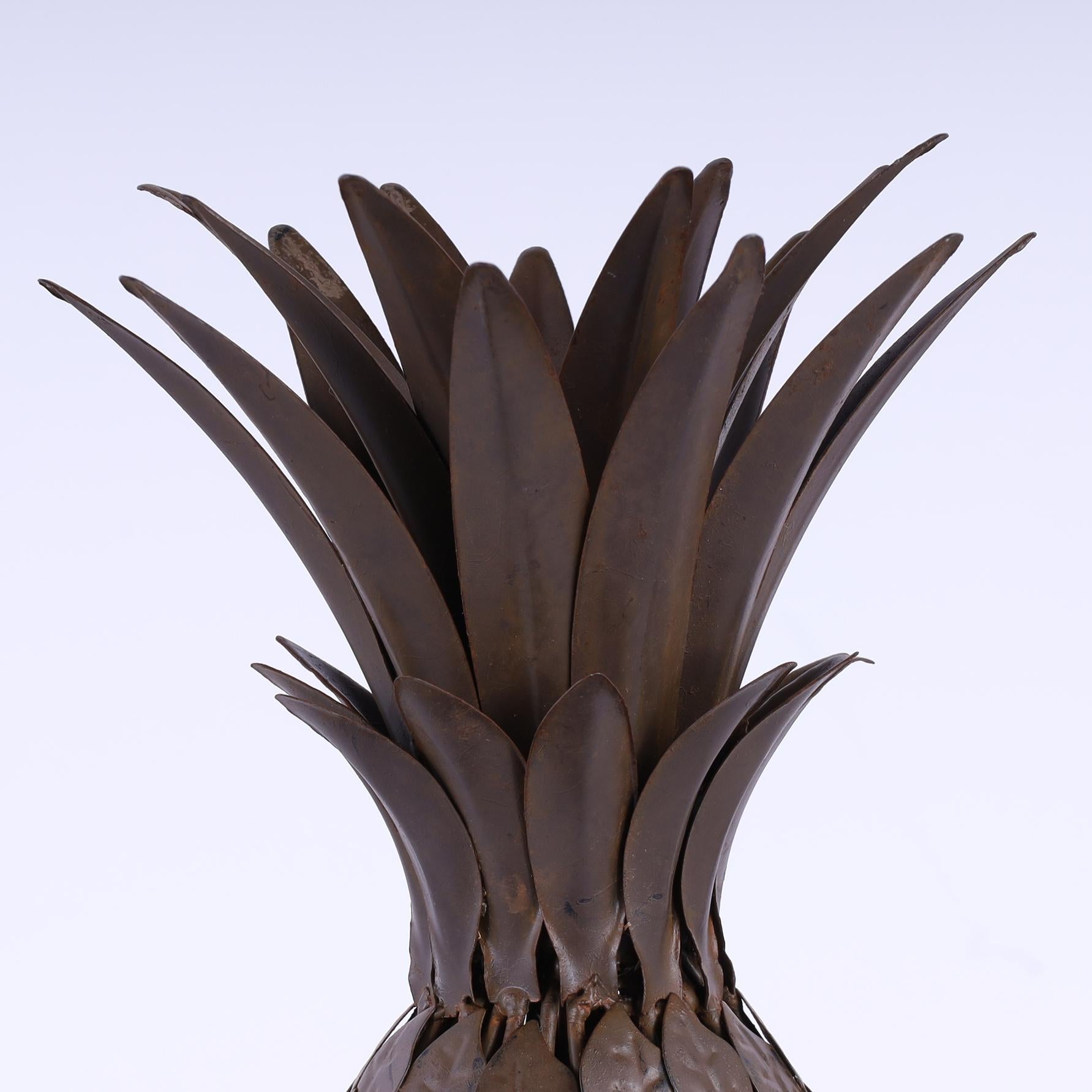 L'ananas è un simbolo di ospitalità. Ecco un'elegante coppia di ananas di metà secolo, ambiziosamente realizzati a mano in metallo in una forma stilizzata e moderna. 