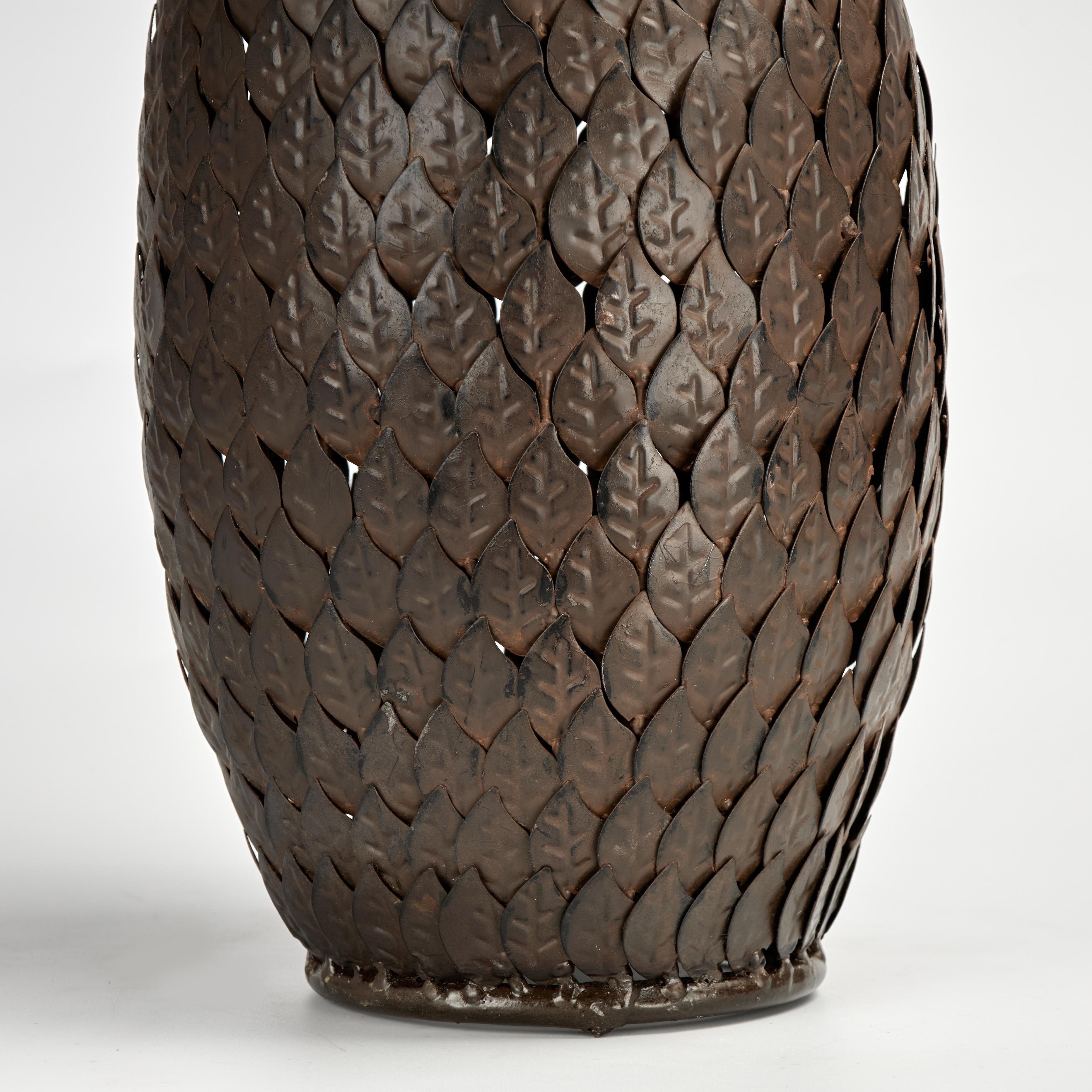 Coppia modernista di ananas vintage o oggetti d'arte realizzati a mano in metallo con una forma brutalista stilizzata e un'elegante finitura ossidata. 