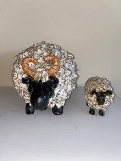 Paire de moutons fantaisistes en terre cuite émaillée, faits à la main