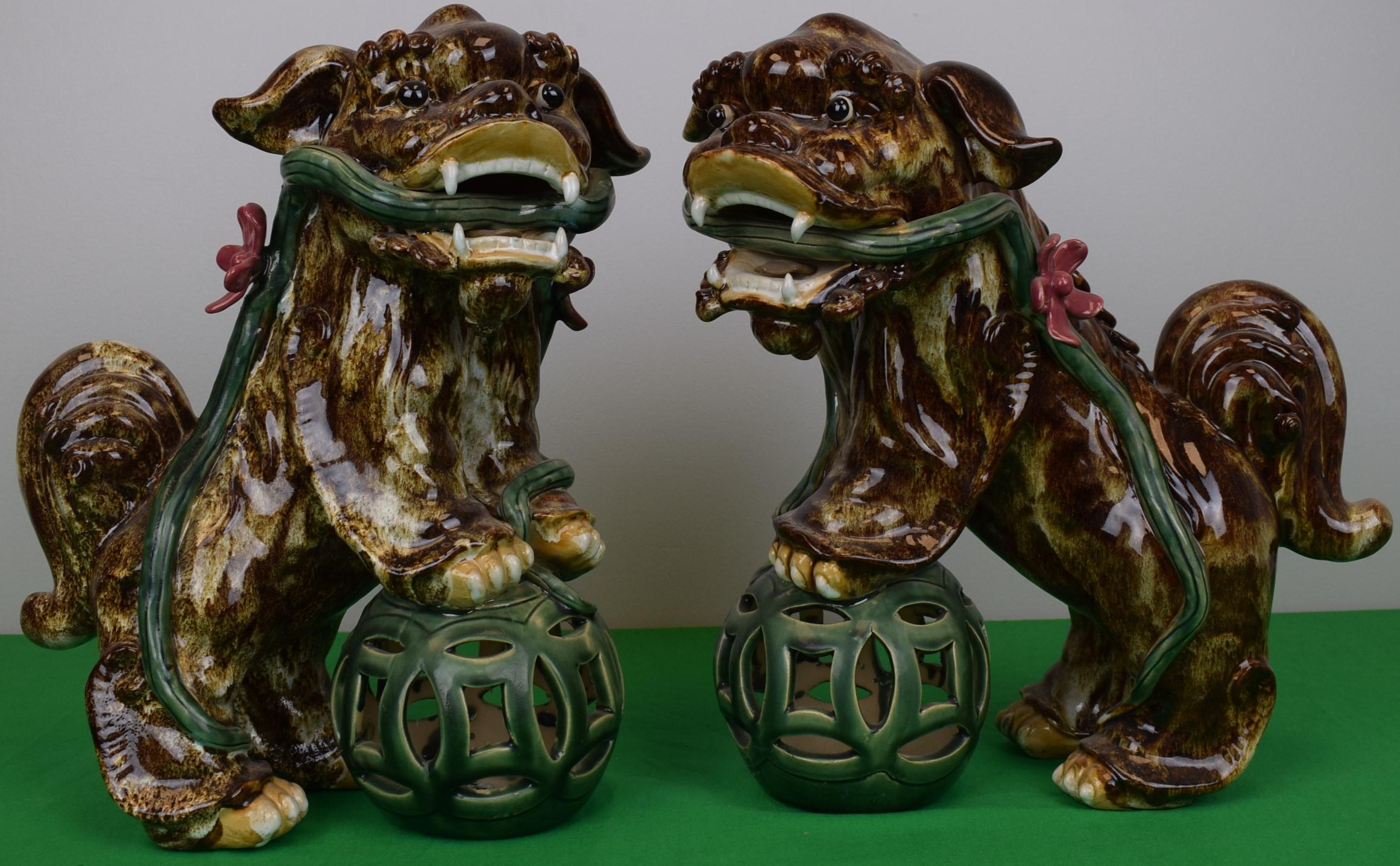 Paire de chiens de chasse Chinoiserie  - Sculpture de Unknown