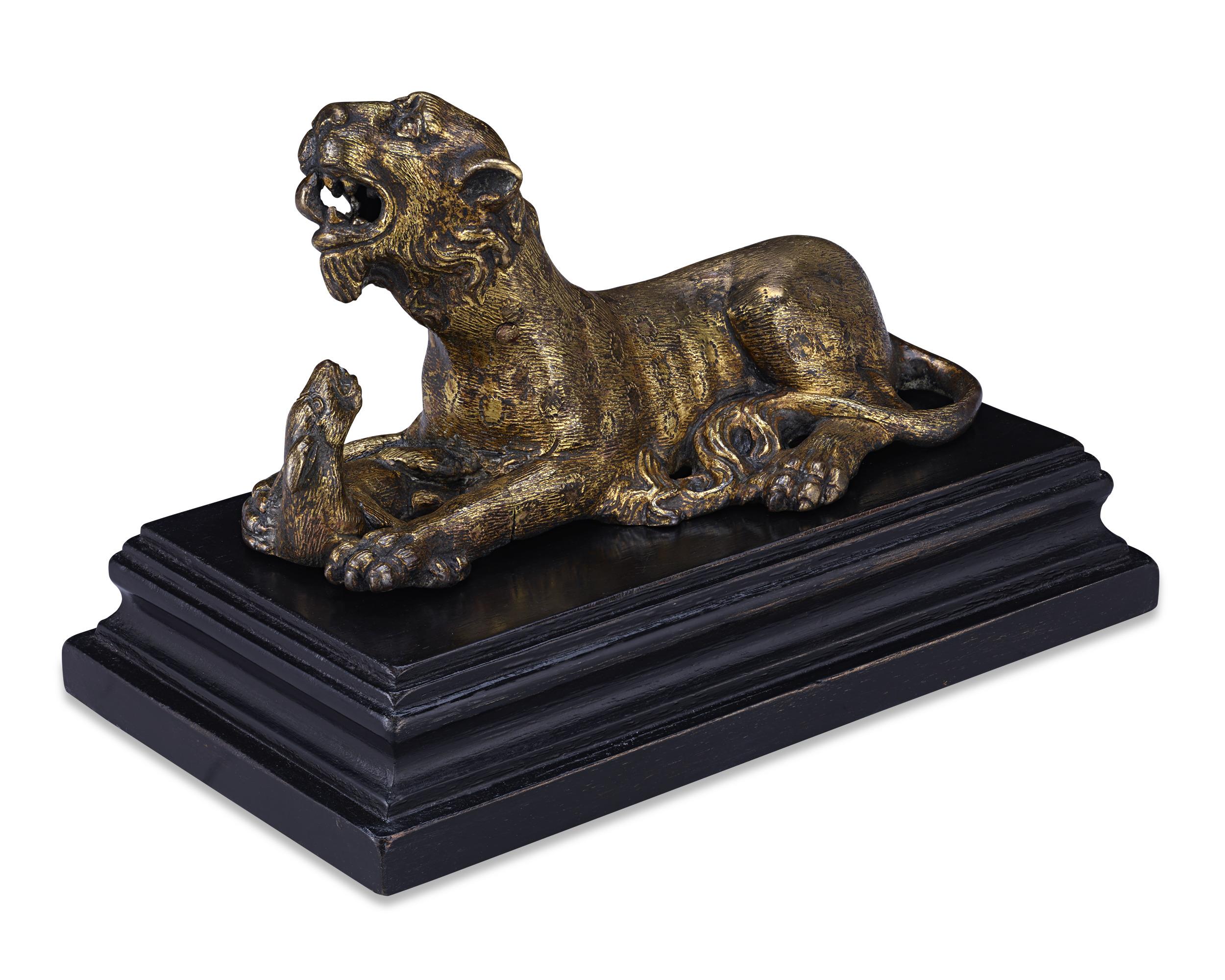 Sculpture de panthère et de moine