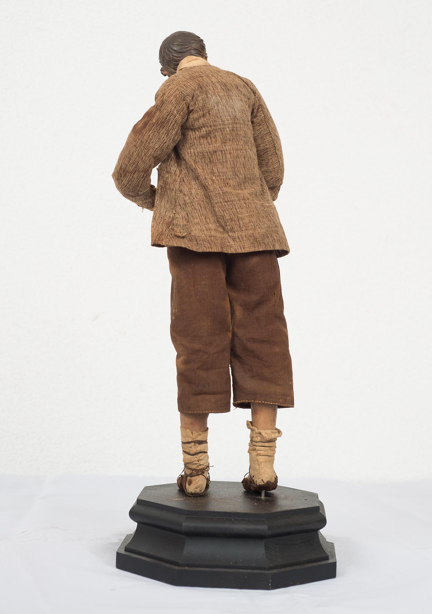 Ancien berger napolitain rustique du 18e siècle - Brown Figurative Sculpture par Unknown