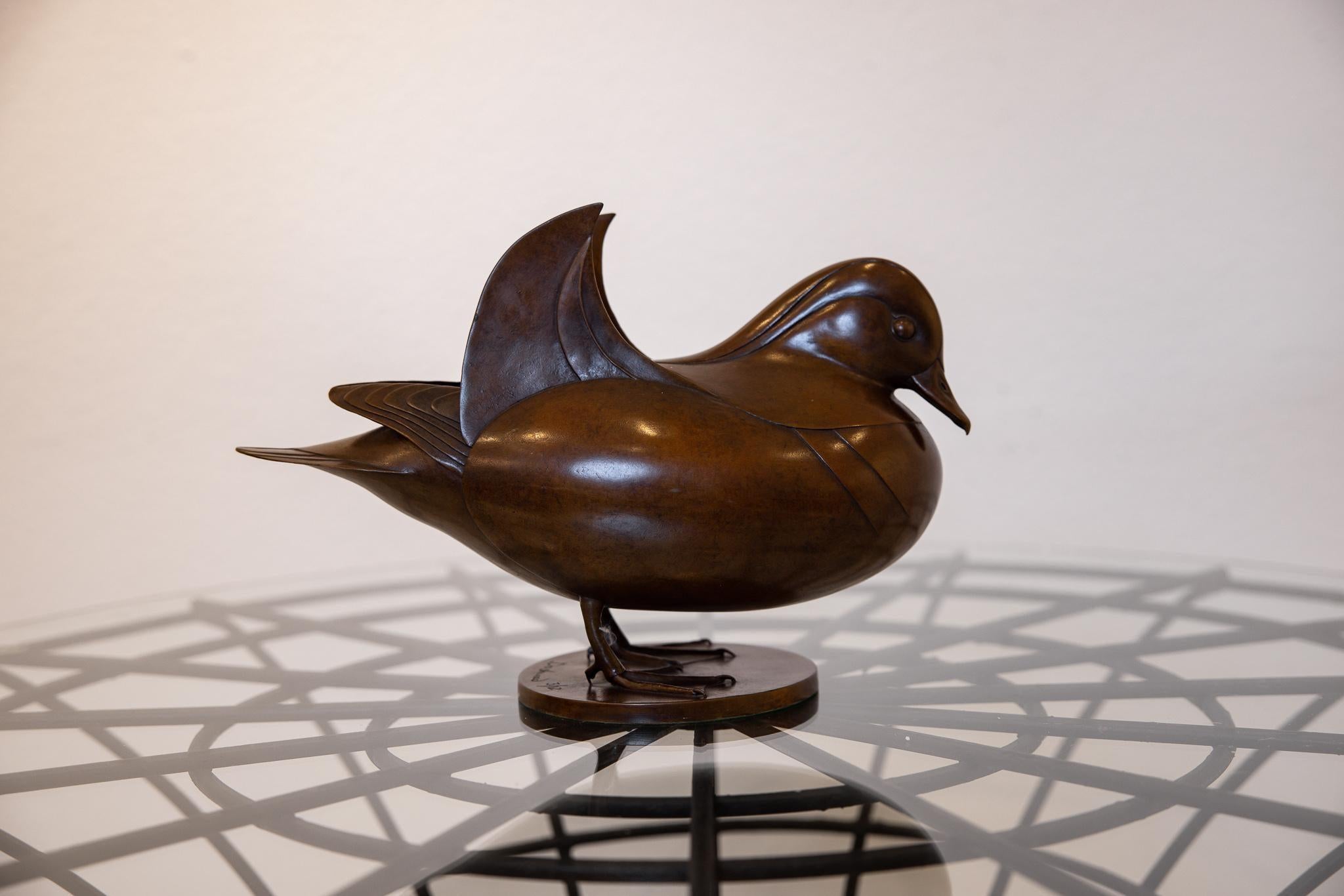 Canard mandarin en bronze patiné par Geoffrey Dashwood - Or Figurative Sculpture par Unknown