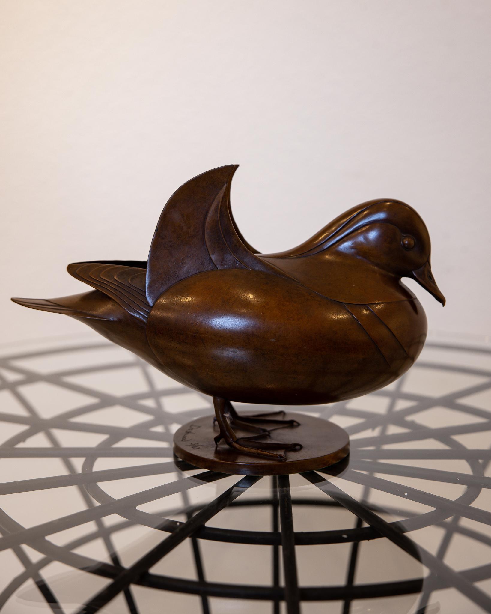 Il s'agit d'une excellente sculpture stylisée en bronze d'un canard mandarin, réalisée par Geoffrey Dashwood. Connue pour son utilisation de la simplicité, des surfaces lisses et des formes courbes continues, cette sculpture est une excellente