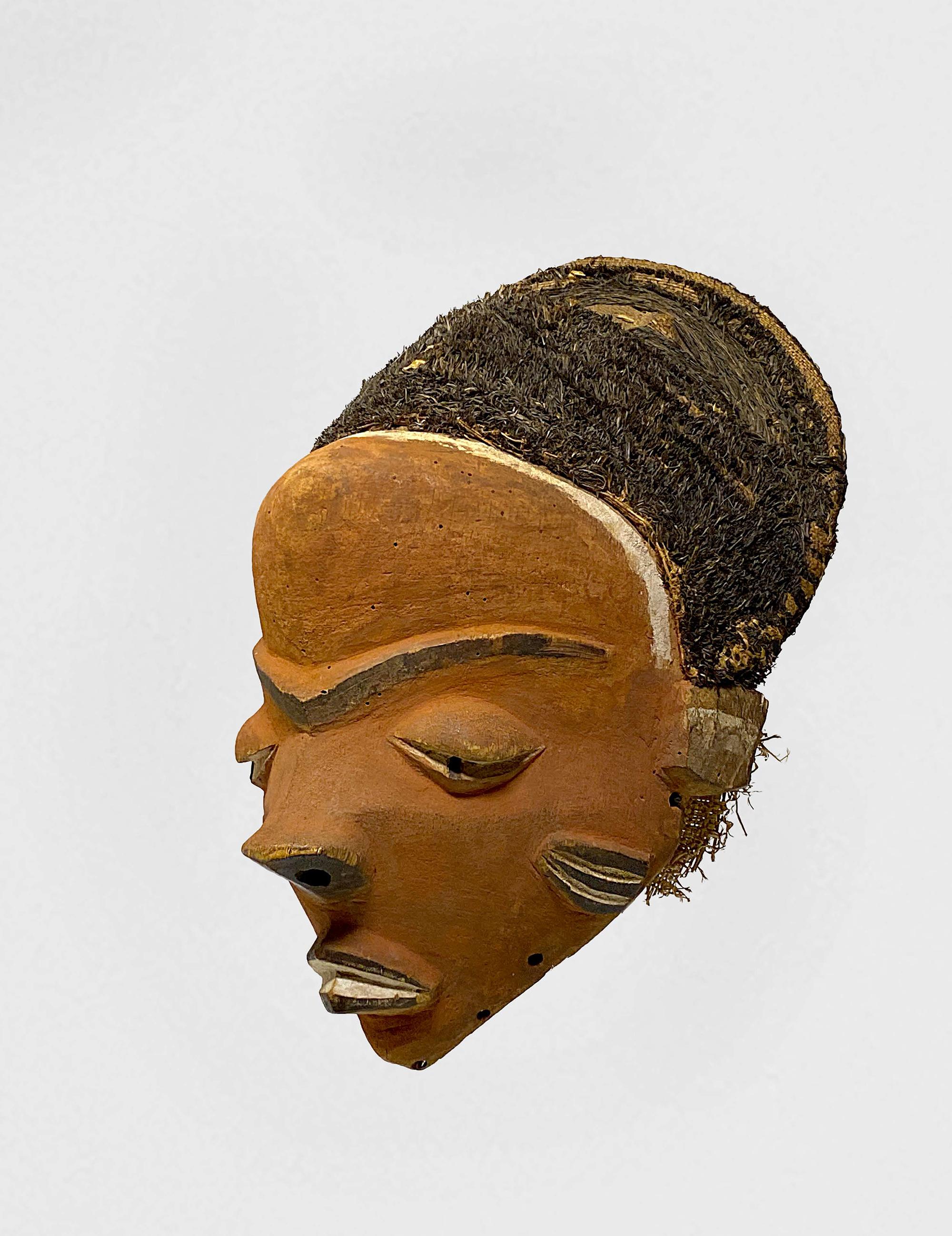 Unknown Figurative Sculpture – Pende ""Mbuya" Songye-Maske,  Demokratische Republik Kongo, Unbekannt
