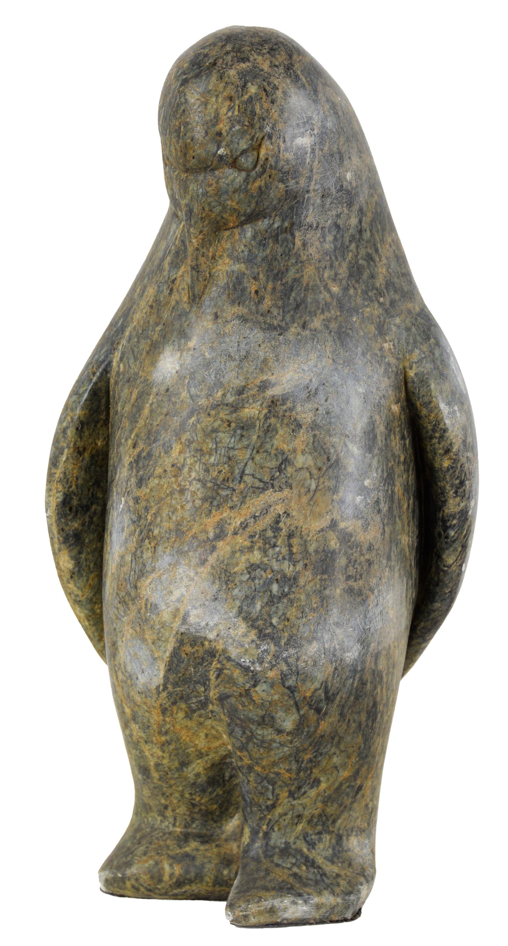 « Pingouin » - Sculpture sculptée à la main, art Eskimo de l'île de St. Lawrence

Sculpture dynamique en stéatite représentant un pingouin debout. La sculpture propose un style minimaliste et abstrait, sa stéatite (pierre à savon) présentant une